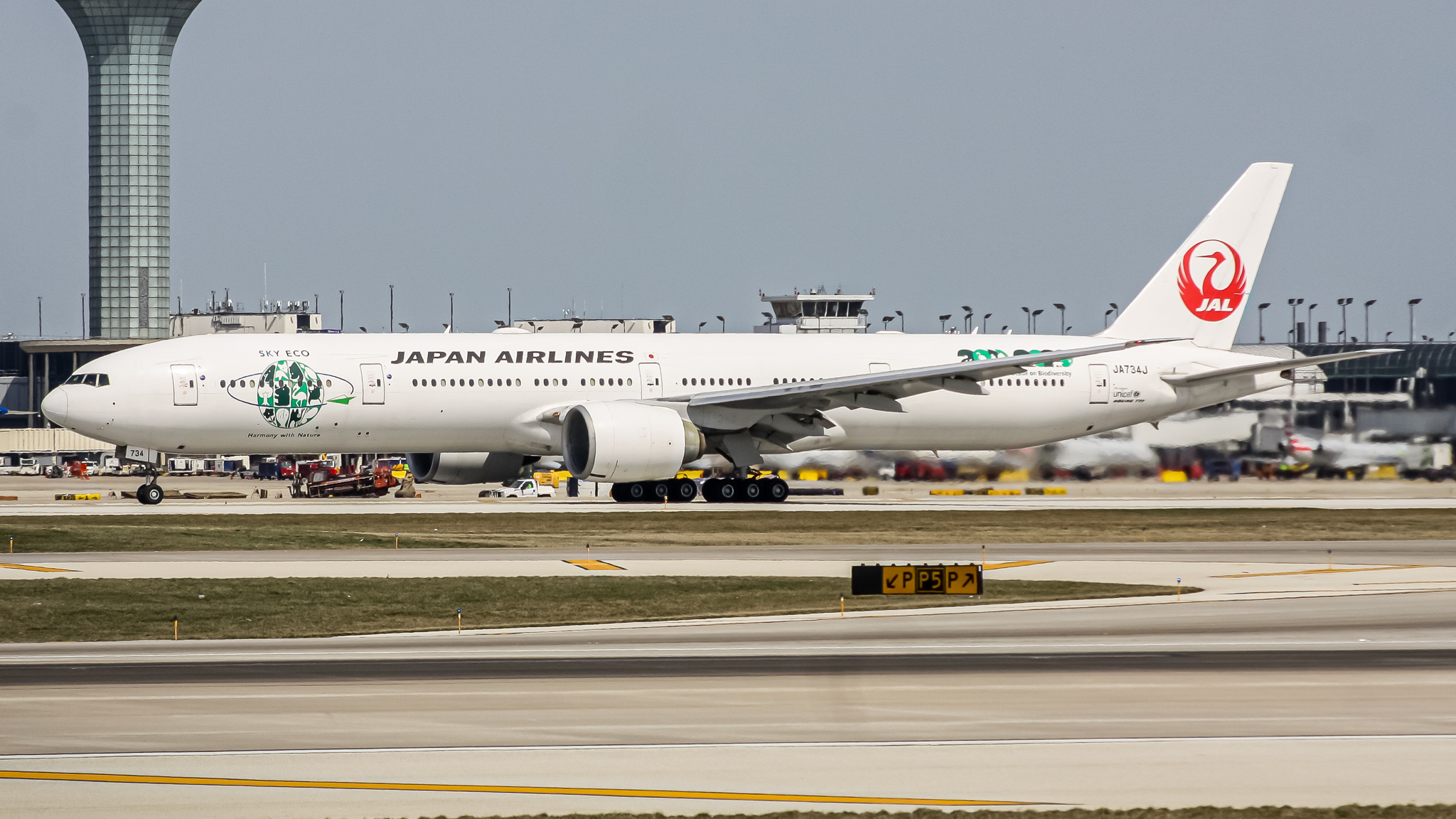 Full size: Japan Airlines Boeing 777-300ER JA734J at Chicago O'Hare International Airport