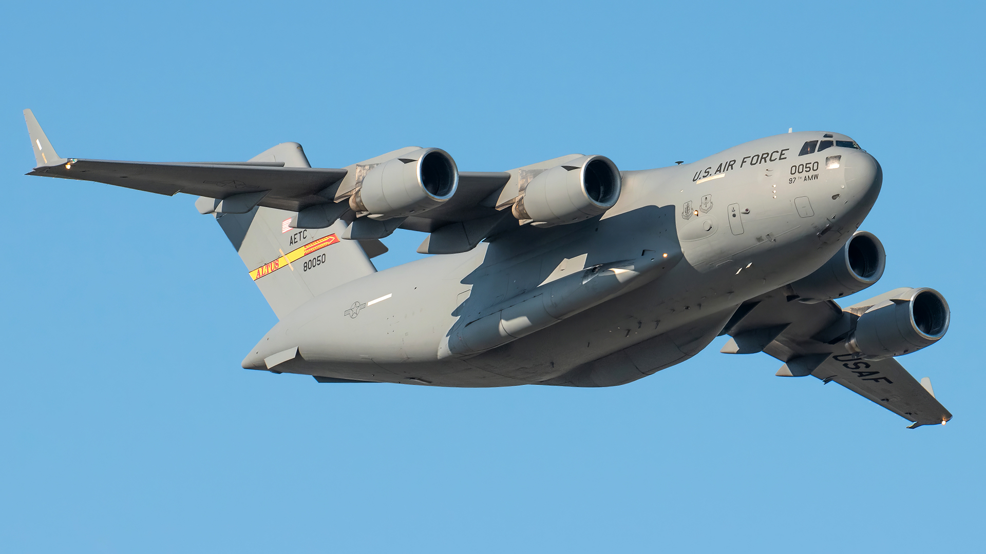 Full size: USAF - United States Air Force Boeing C-17 Globemaster III 98-0050 at Wittman Regional Airport