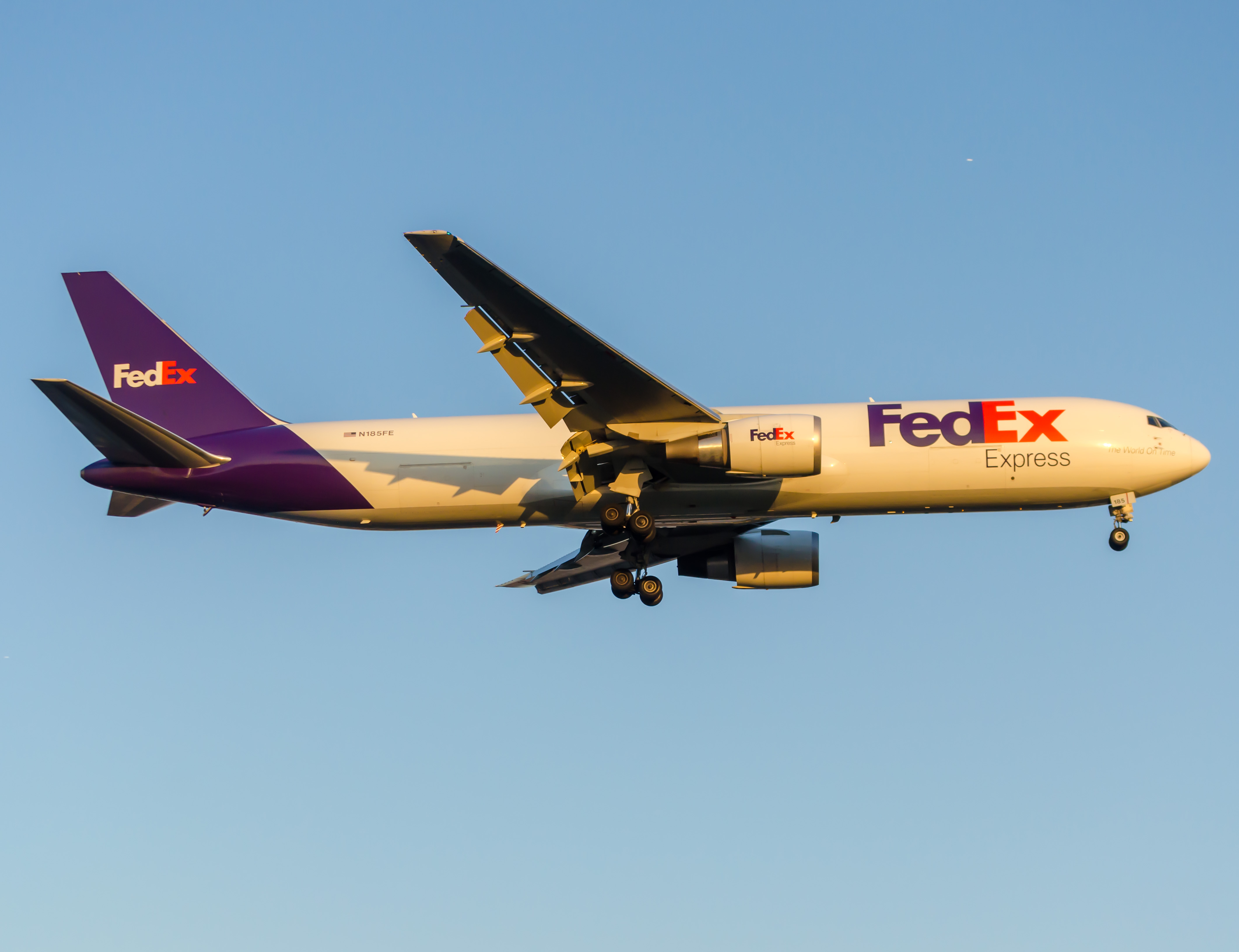 Full size: FedEx Boeing 767-300F N185FE at Newark Liberty International Airport