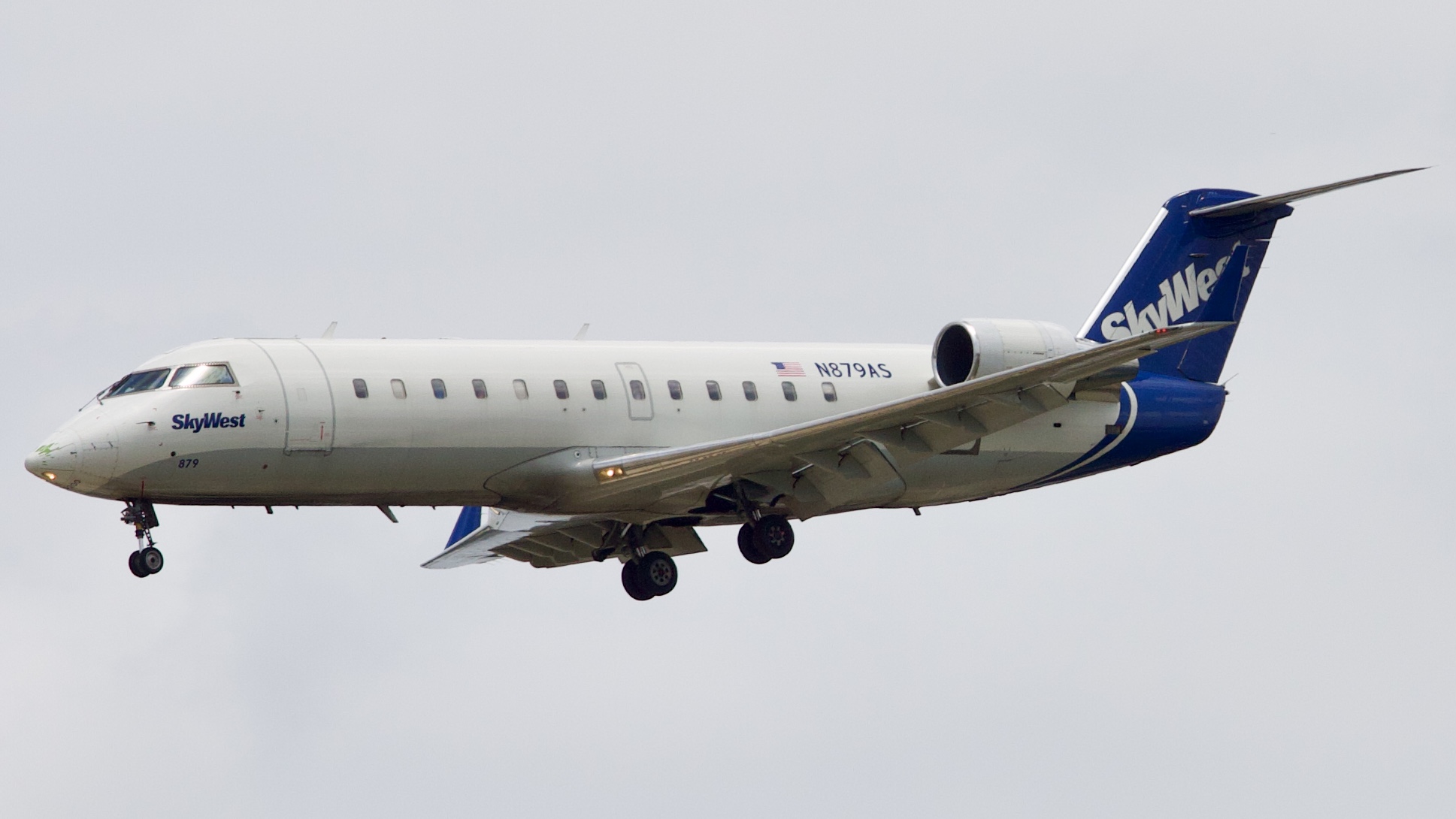 Full size: SkyWest Airlines Mitsubishi CRJ-200 N879AS at Houston-George Bush Intercontinental Airport