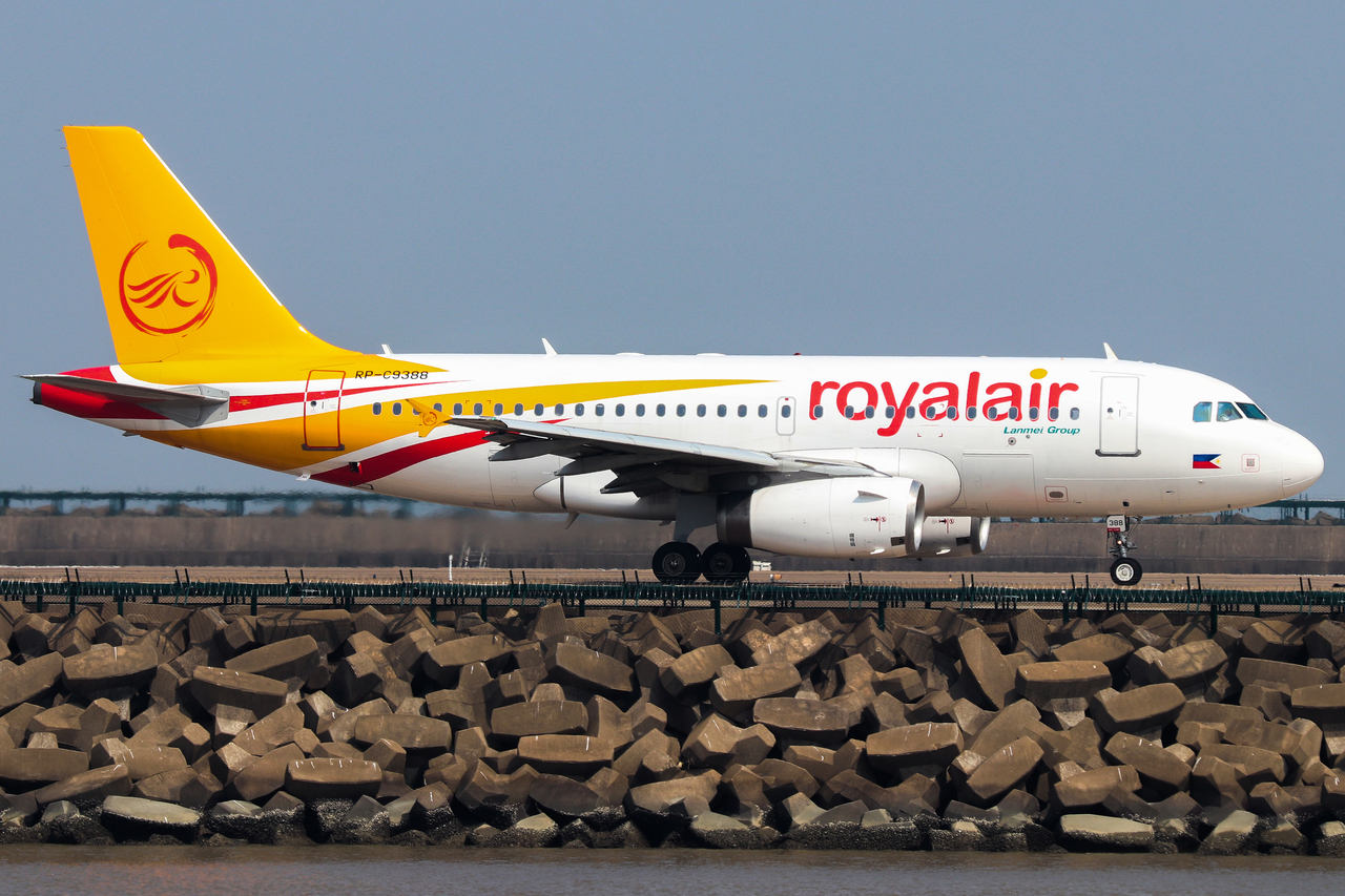 Full size: RoyalAir Philippines Airbus A319 RP-C9388 at Macau International Airport
