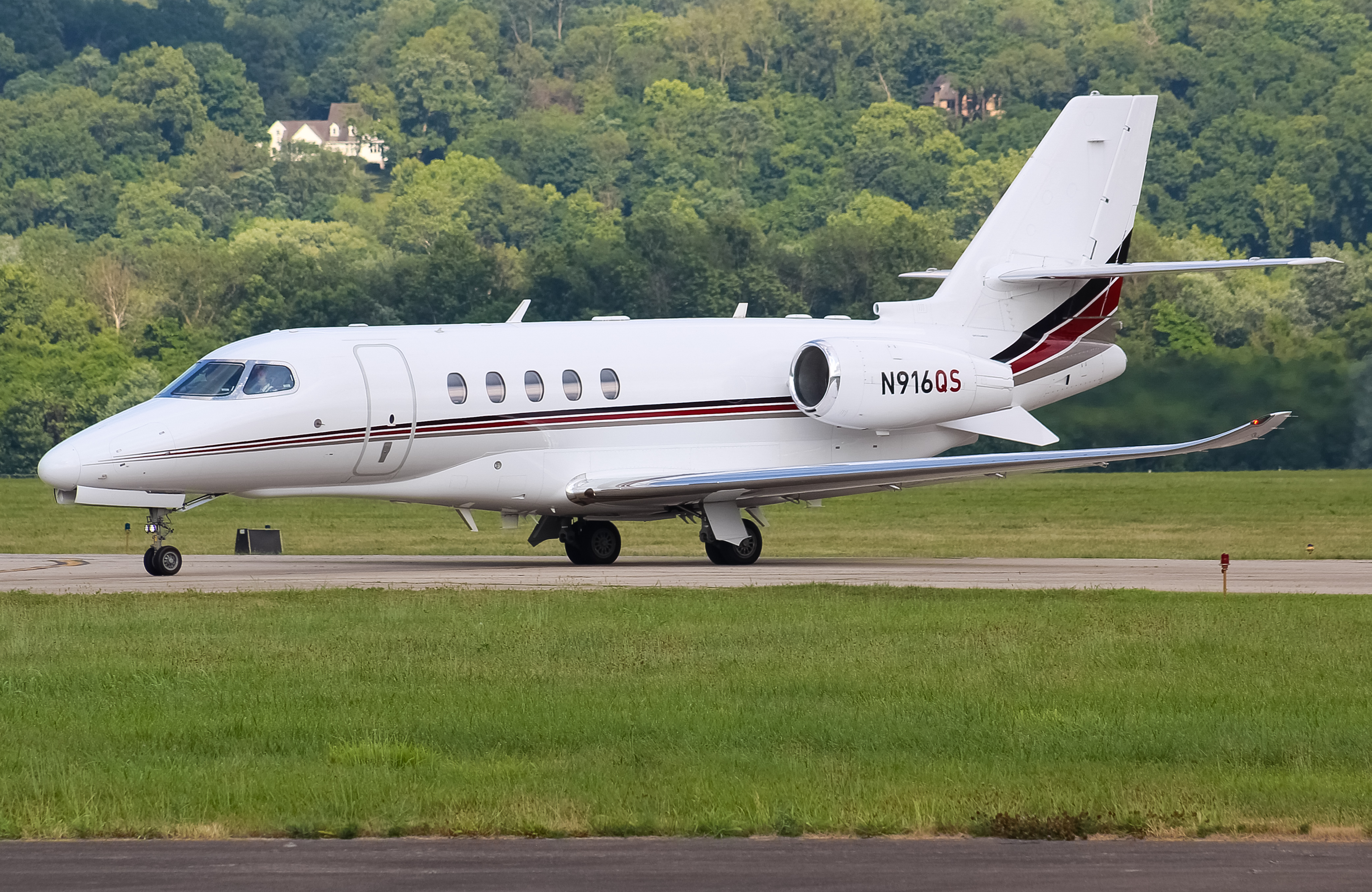 Full size: NetJets Cessna 680 Citation Sovereign  N916QS at Cincinnati Municipal Airport/Lunken Field