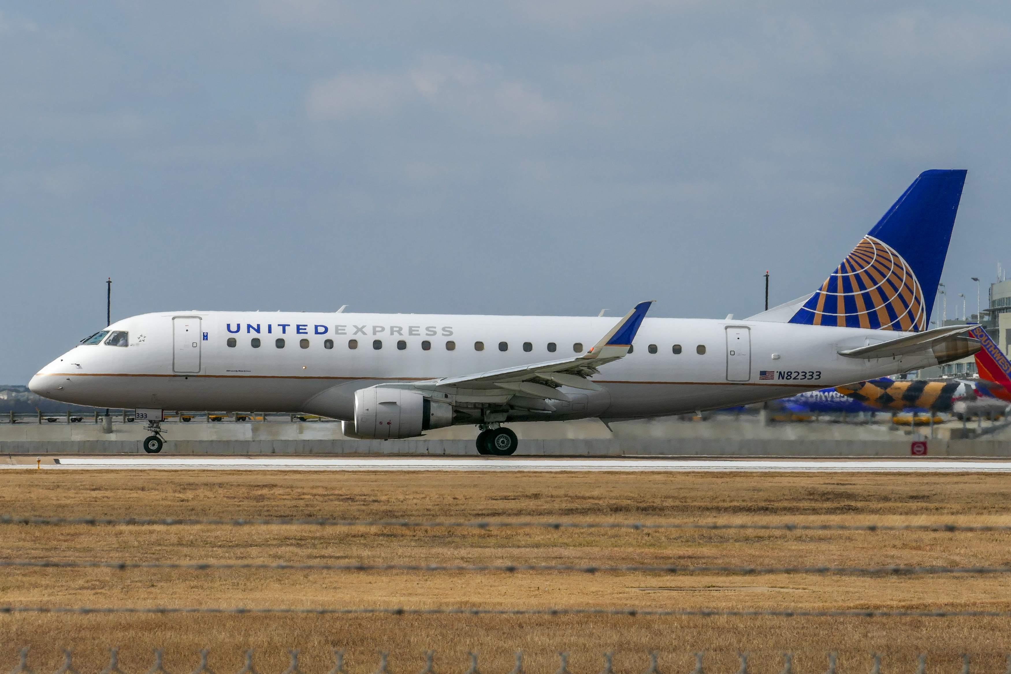 Full size: United Express Embraer E175LR N82333 at Austin-Bergstrom International Airport