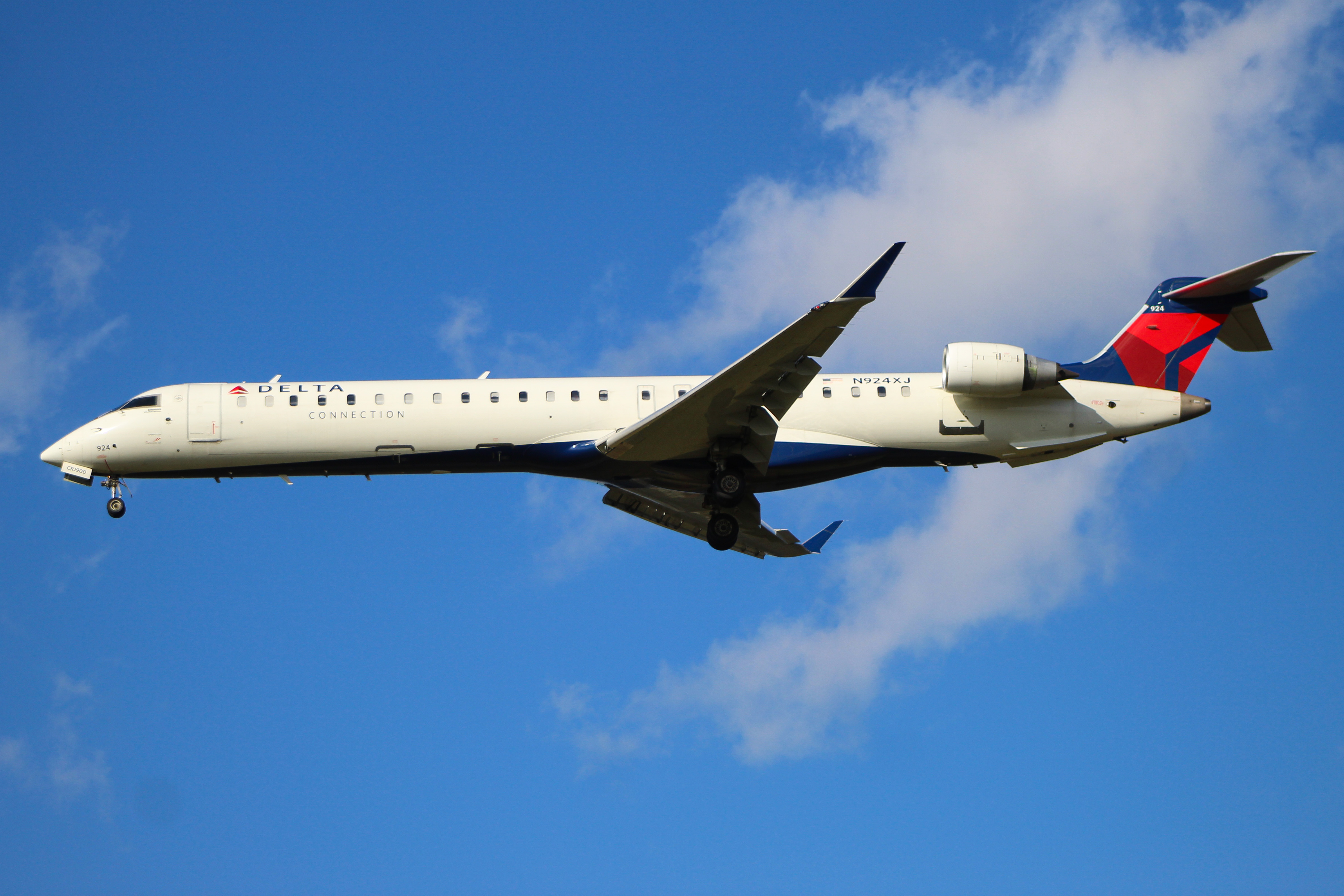 Full size: Delta Airlines Mitsubishi CRJ-900 N924XJ at Cincinnati/Northern Kentucky International Airport