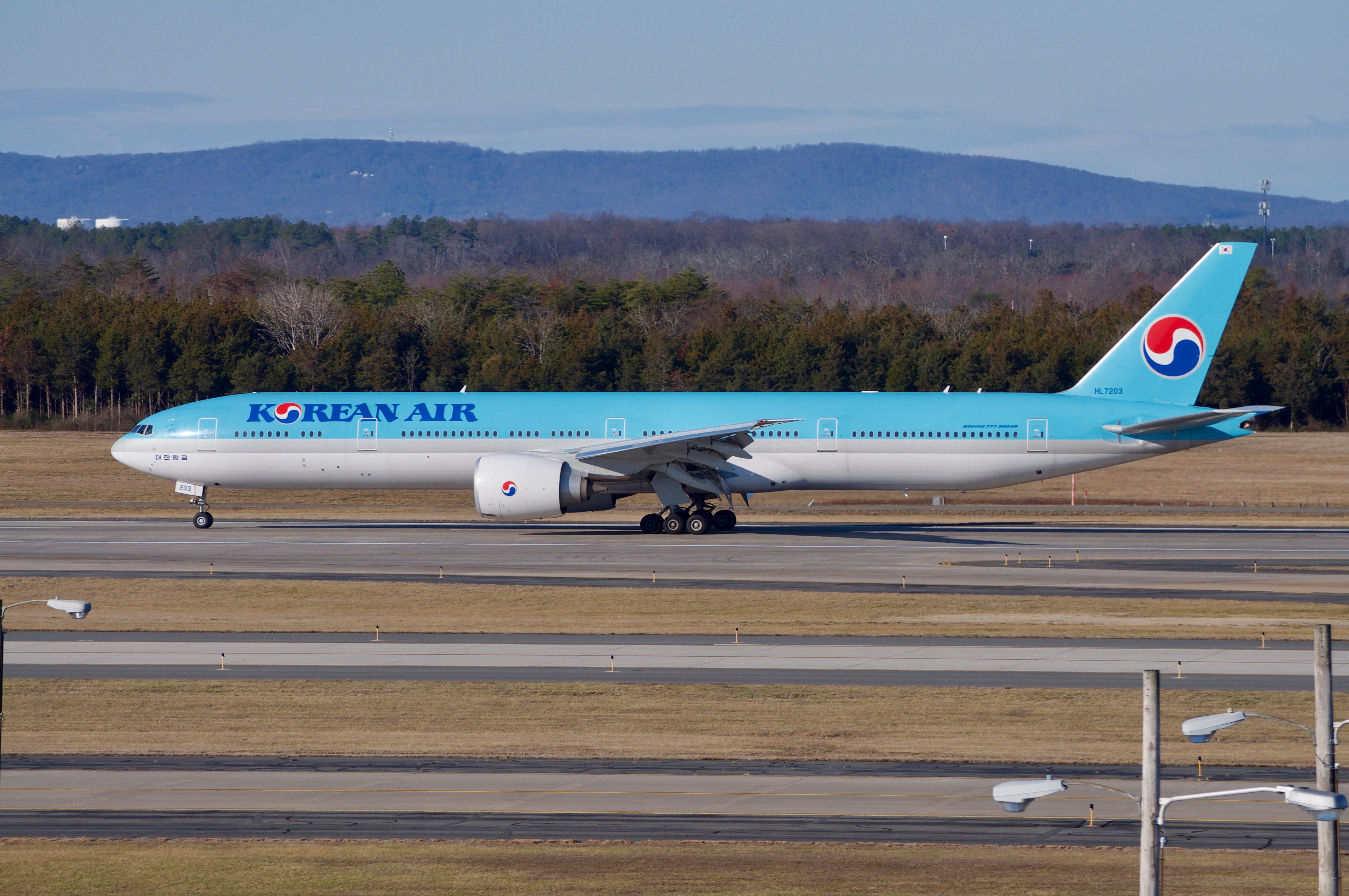 Full size: Korean Air  Boeing 777-300ER HL7203 at Washington Dulles International Airport
