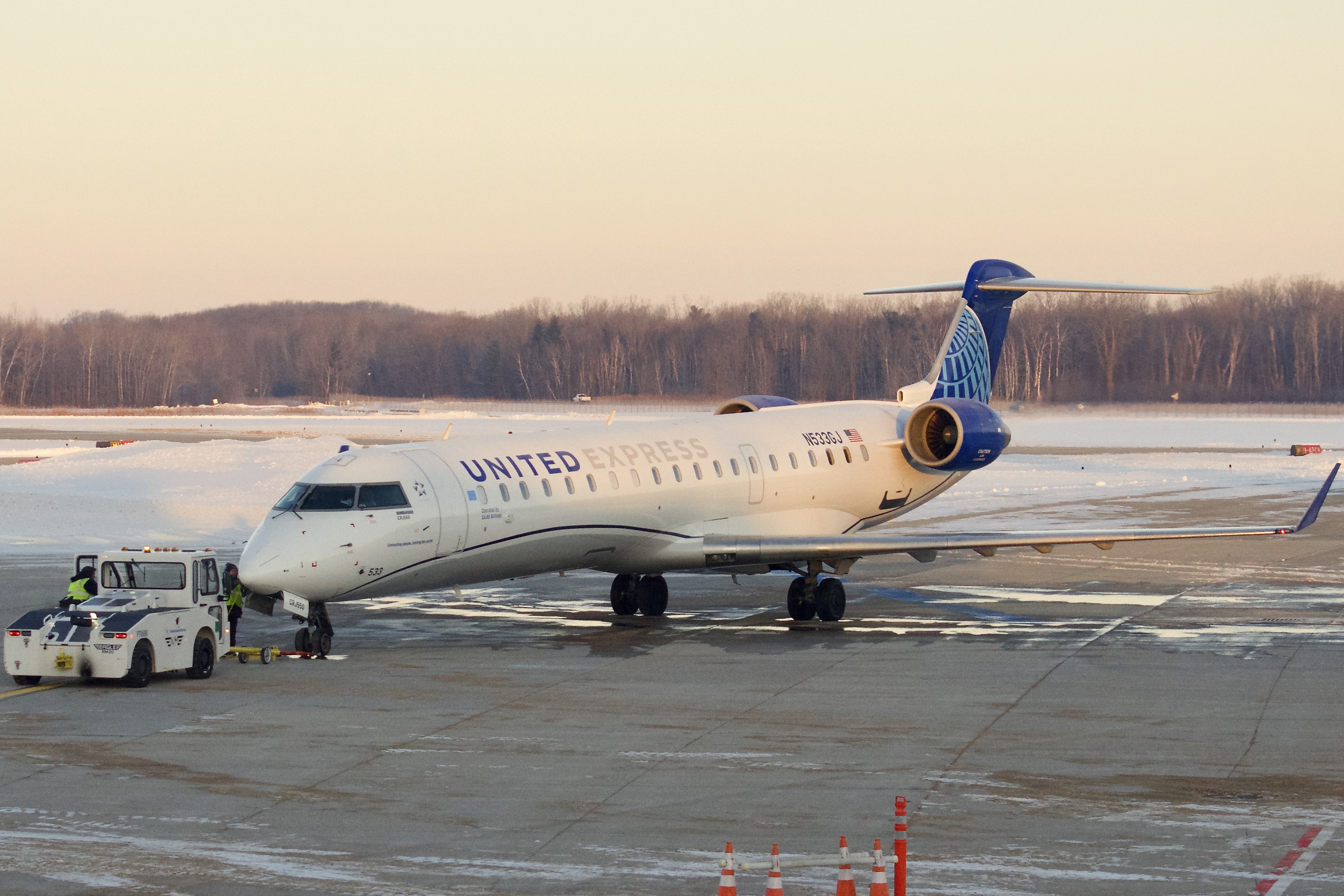 Full size: United Express Mitsubishi CRJ-550 N533GJ at Green Bay-Austin Straubel International Airport