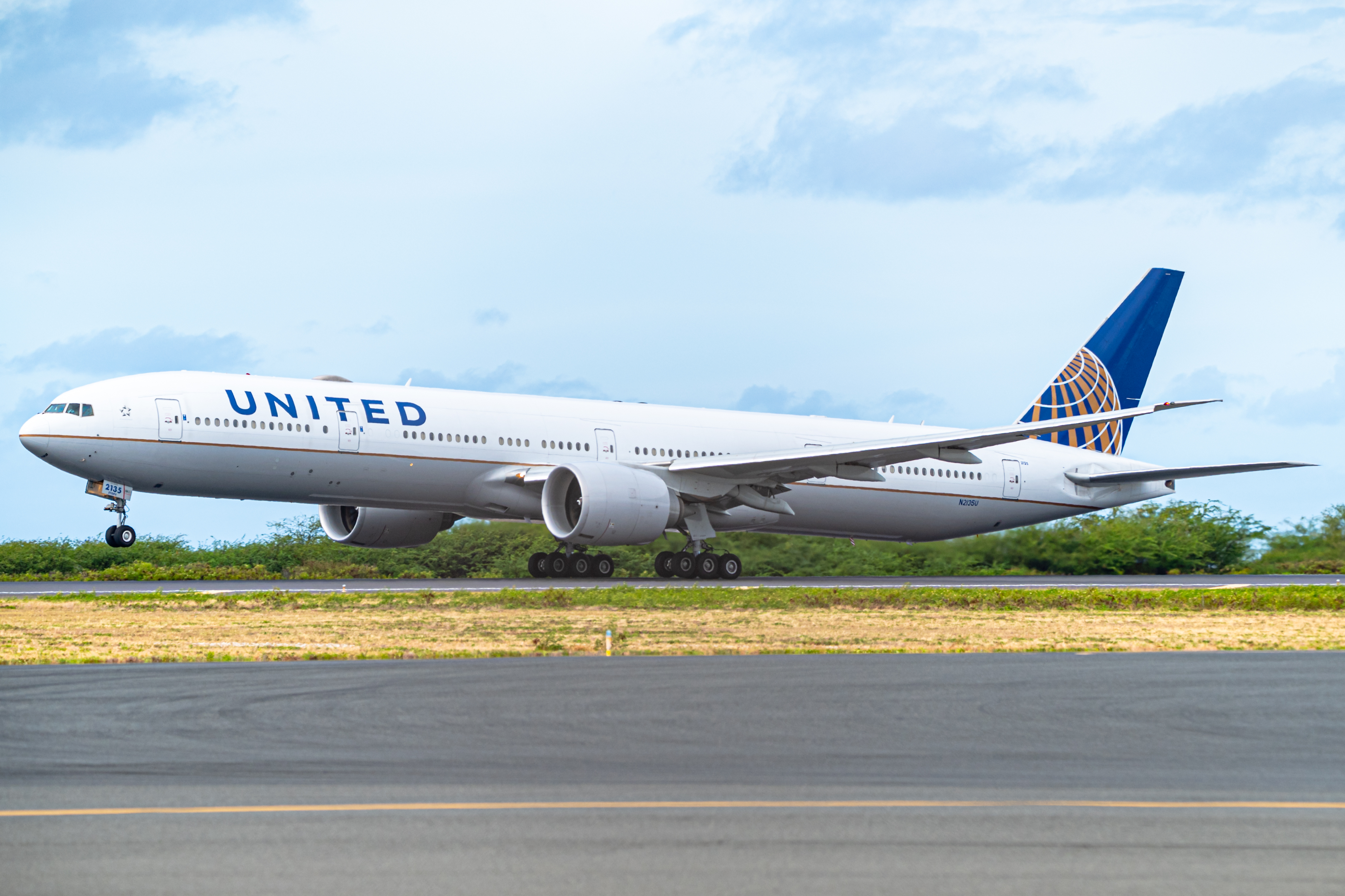 Full size: United Airlines Boeing 777-300ER N2135U at Daniel K Inouye International Airport