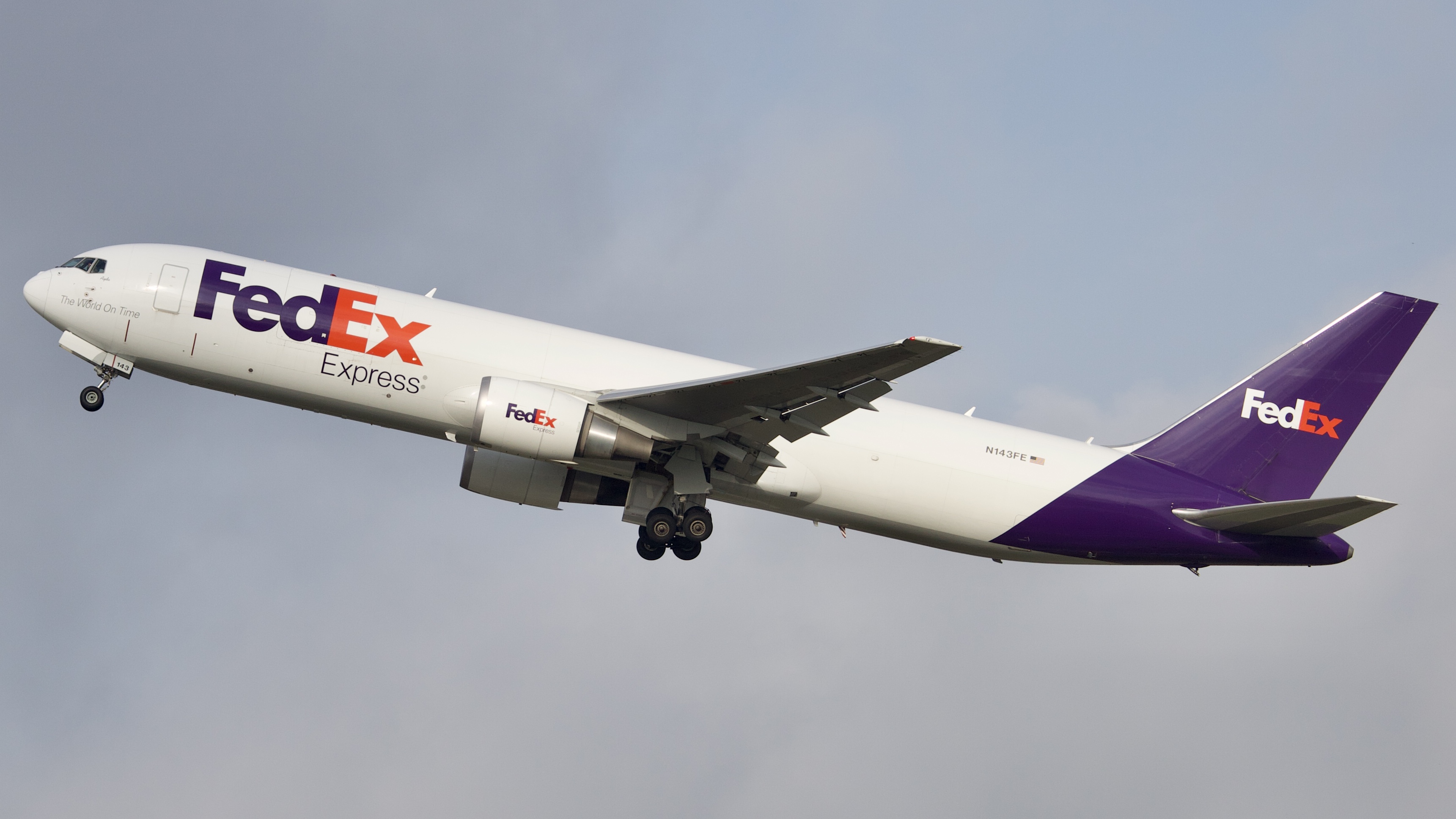 Full size: FedEx Boeing 767-300F N143FE at Houston-George Bush Intercontinental Airport