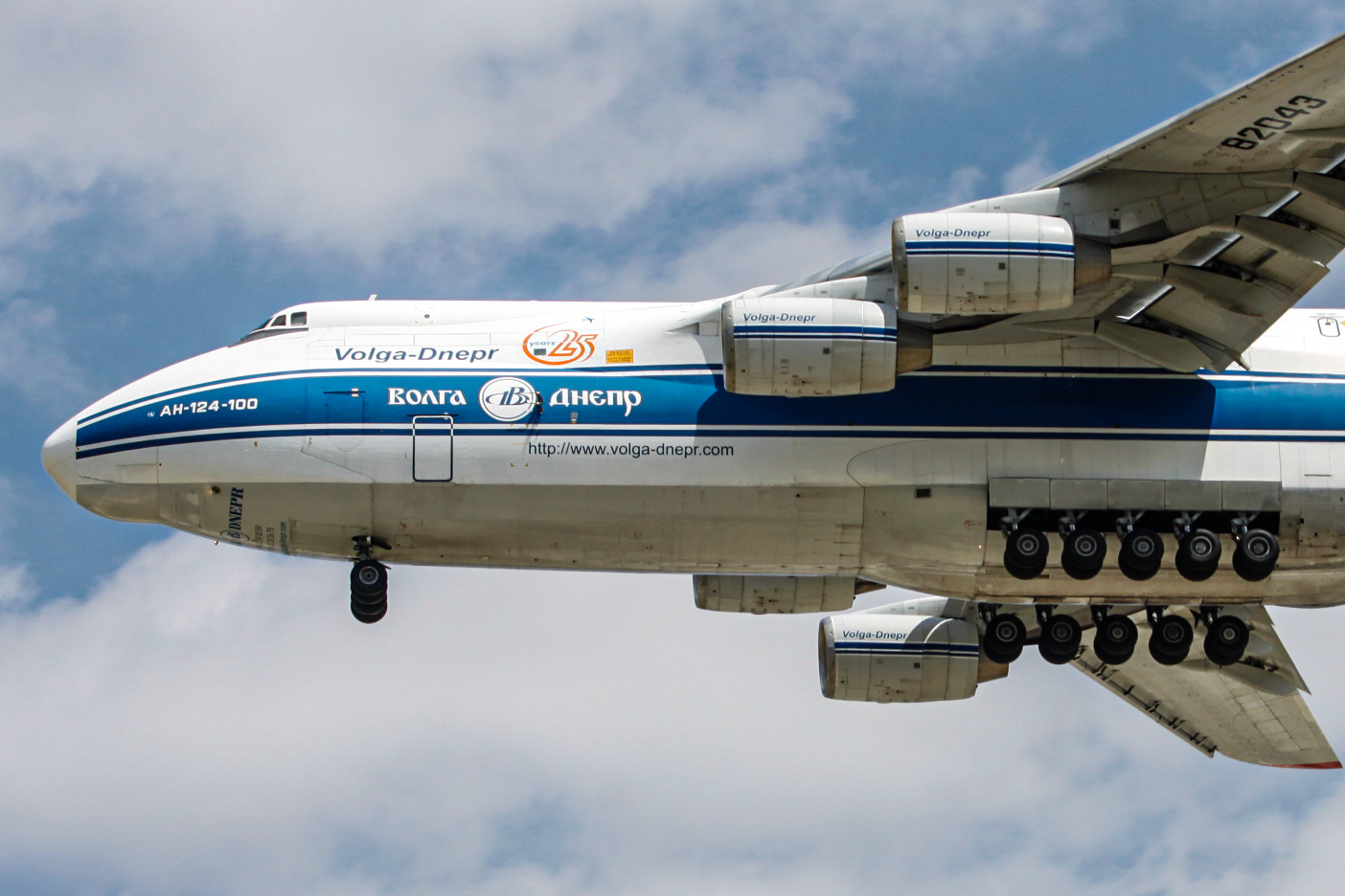 Full size: Volga-Dnepr Airlines Antonov An-124 UR-82043 at Houston-George Bush Intercontinental Airport