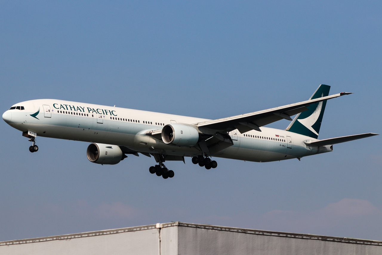 Full size: Cathay Pacific Boeing 777-300 B-HNJ at Hong Kong International Airport