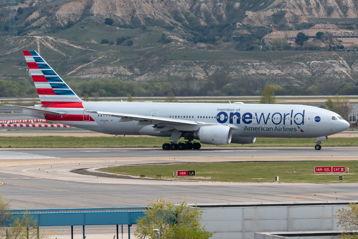 Full size: American Airlines Boeing 777-200ER N796AN at Madrid Barajas Airport