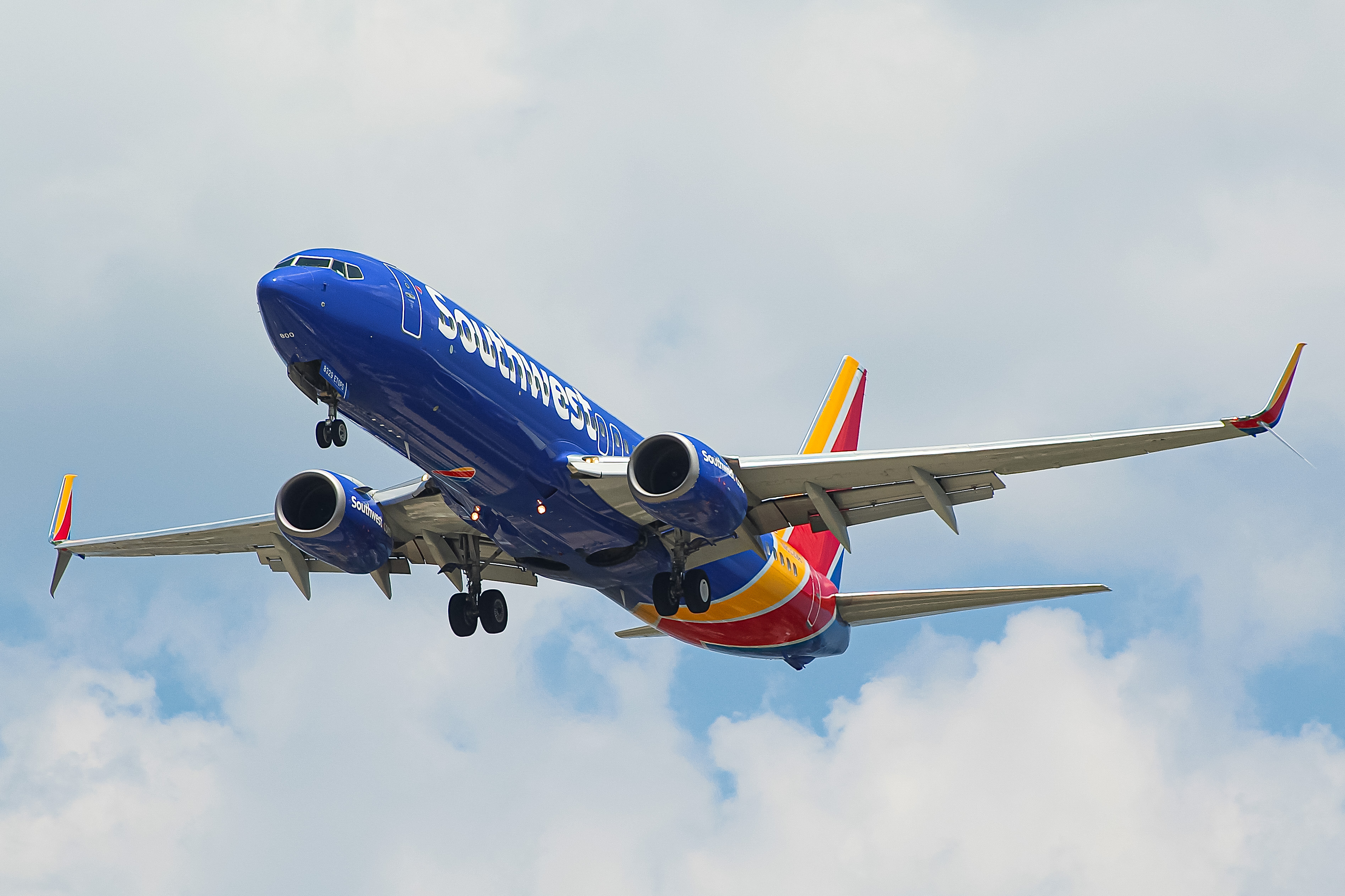 Full size: Southwest Airlines Boeing 737-800 N8329B at General Mitchell International Airport