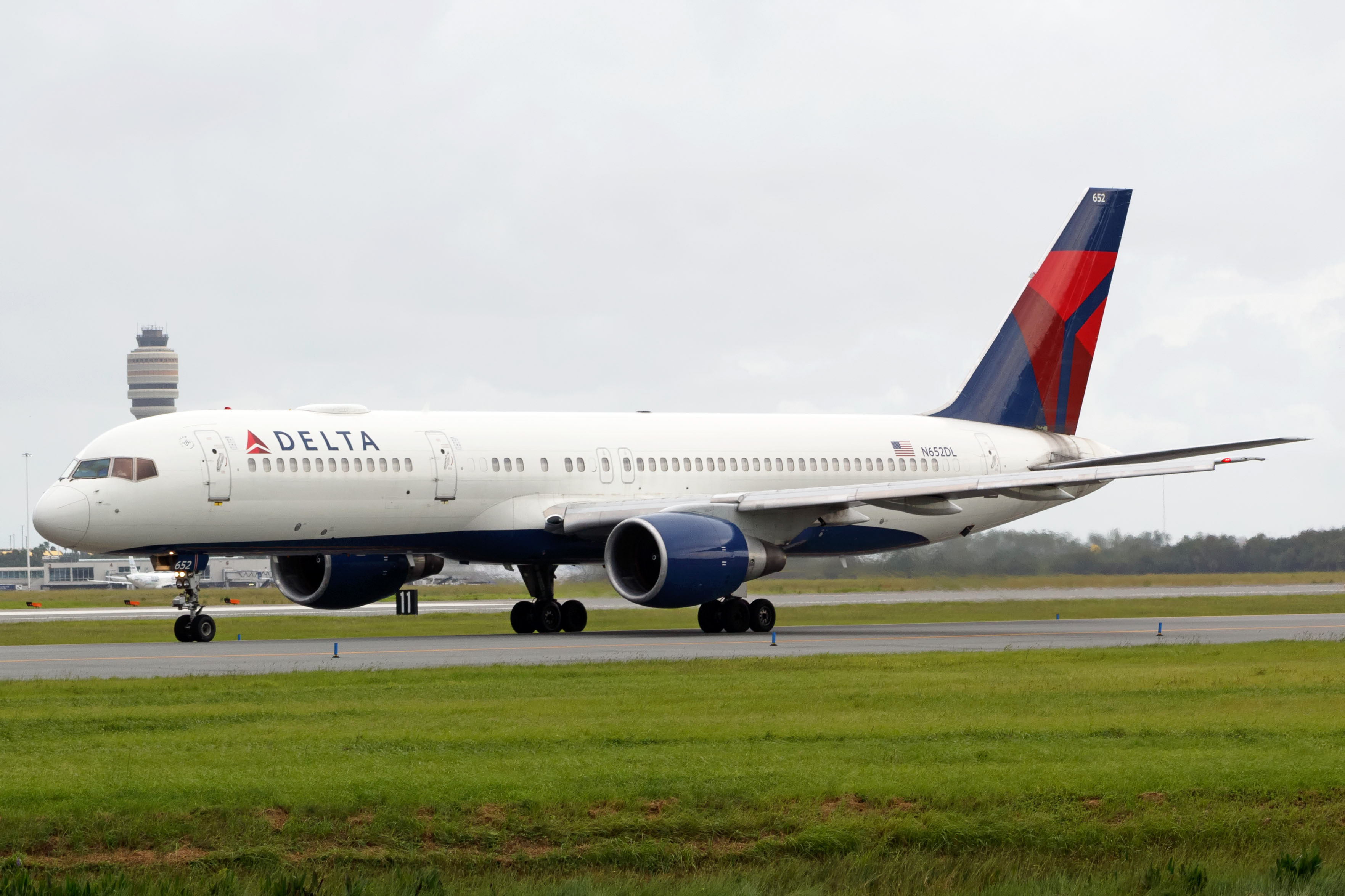 Full size: Delta Airlines Boeing 757-200 N652DL at Orlando International Airport