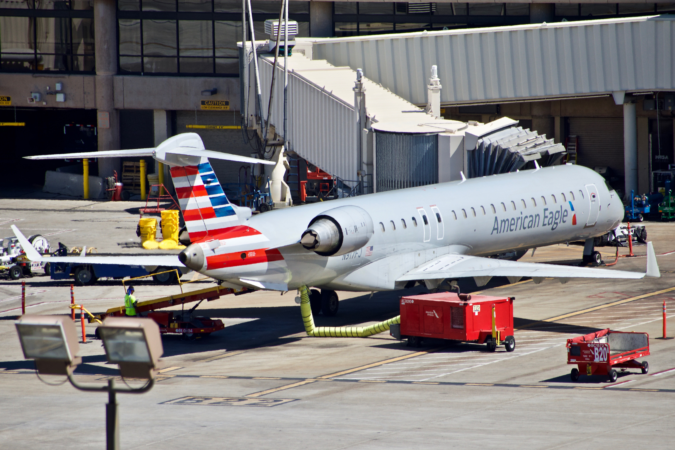Full size: American Eagle Mitsubishi CRJ-900 N917FJ at Phoenix Sky Harbor International Airport