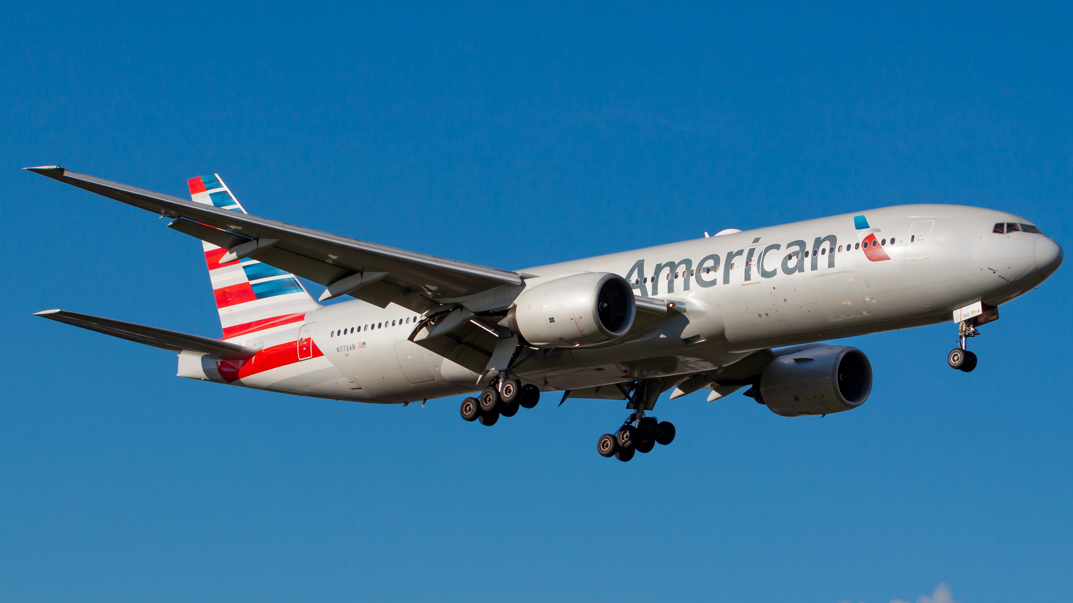 Full size: American Airlines Boeing 777-200 N773AN at Miami International Airport