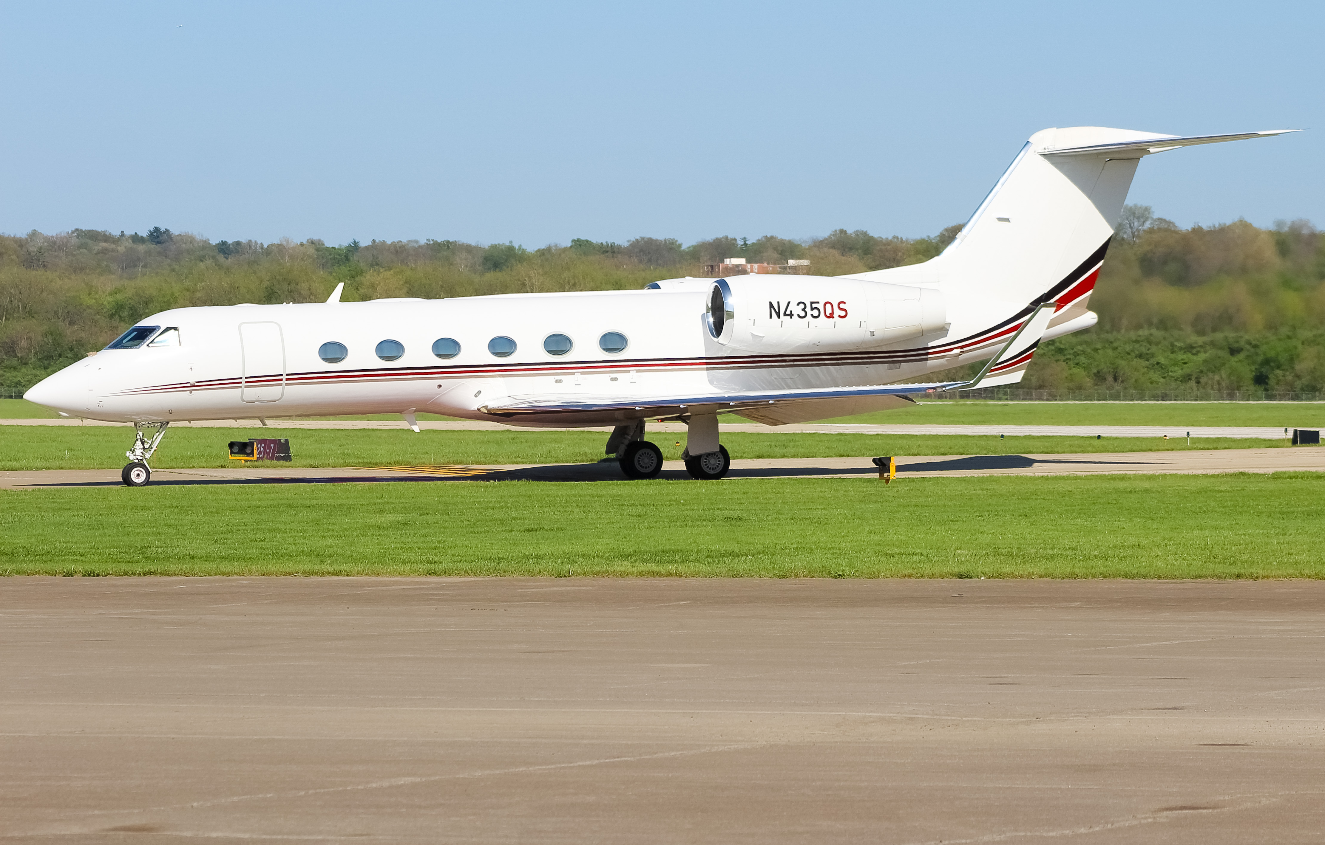 Full size: NetJets Gulfstream IV N435QS at Cincinnati Municipal Airport/Lunken Field