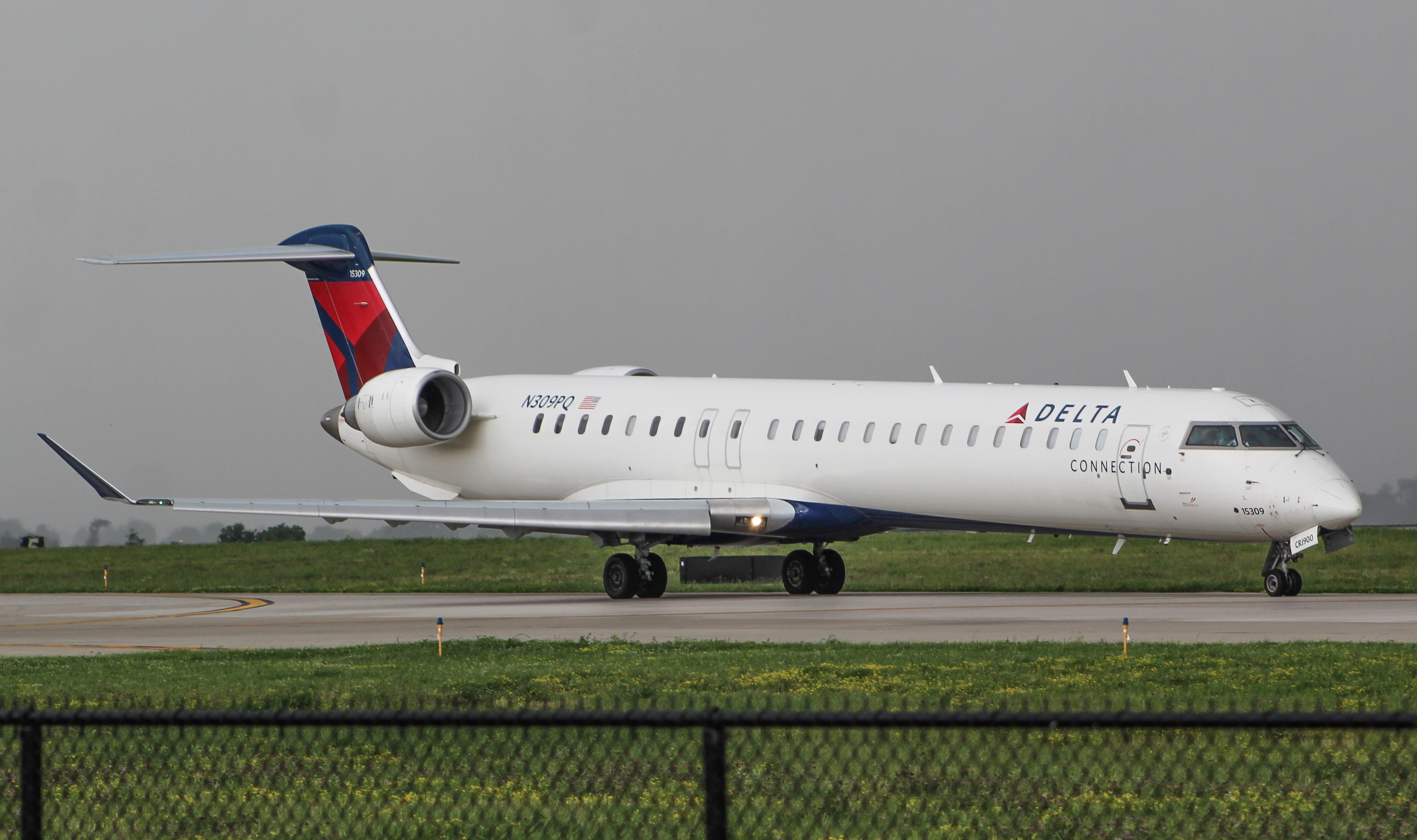 Full size: Delta Connection Mitsubishi CRJ-900 N309PQ at Blue Grass Airport