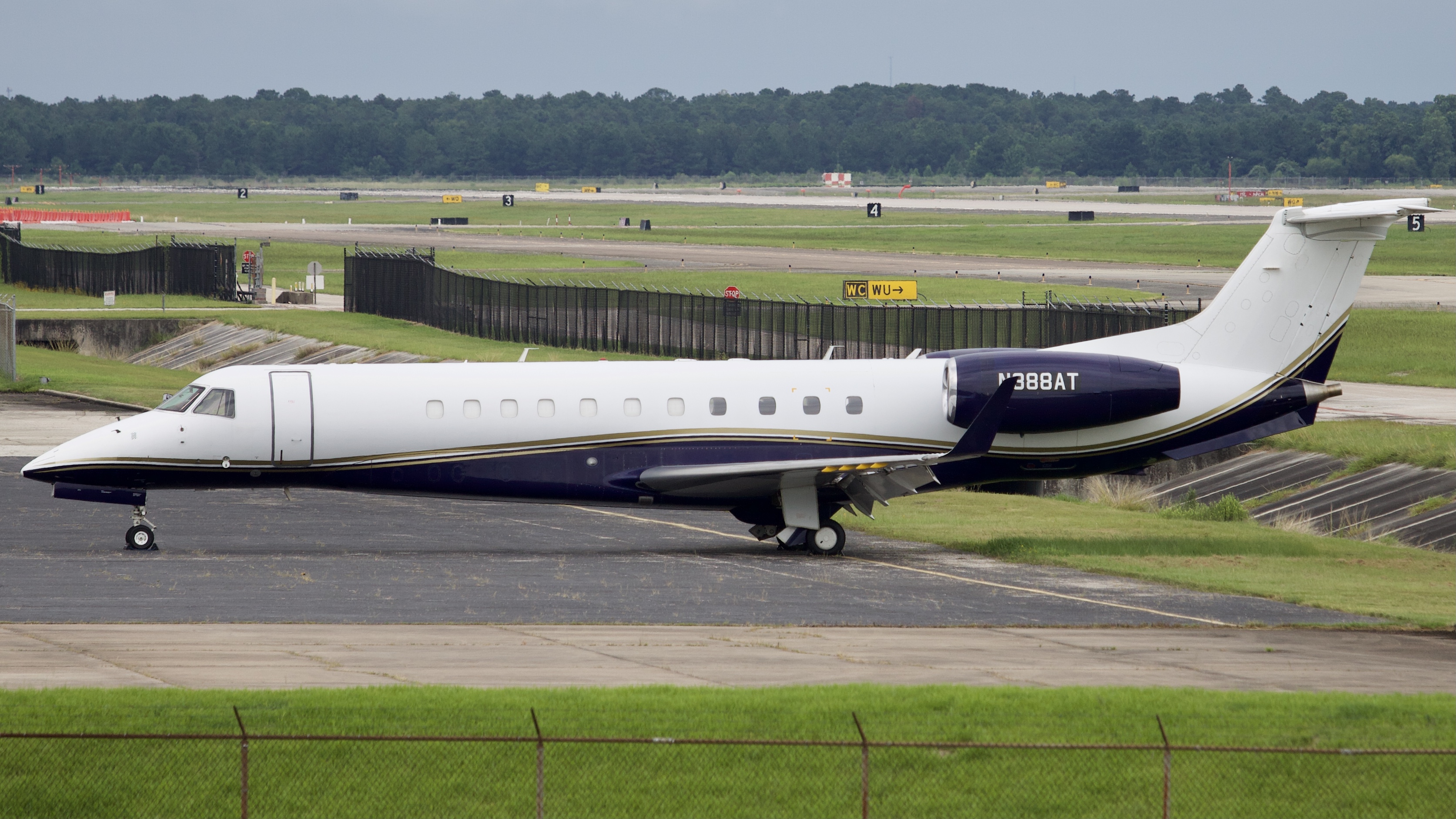 Full size: PRIVATE Embraer Legacy 600 N888AT at Houston-George Bush Intercontinental Airport