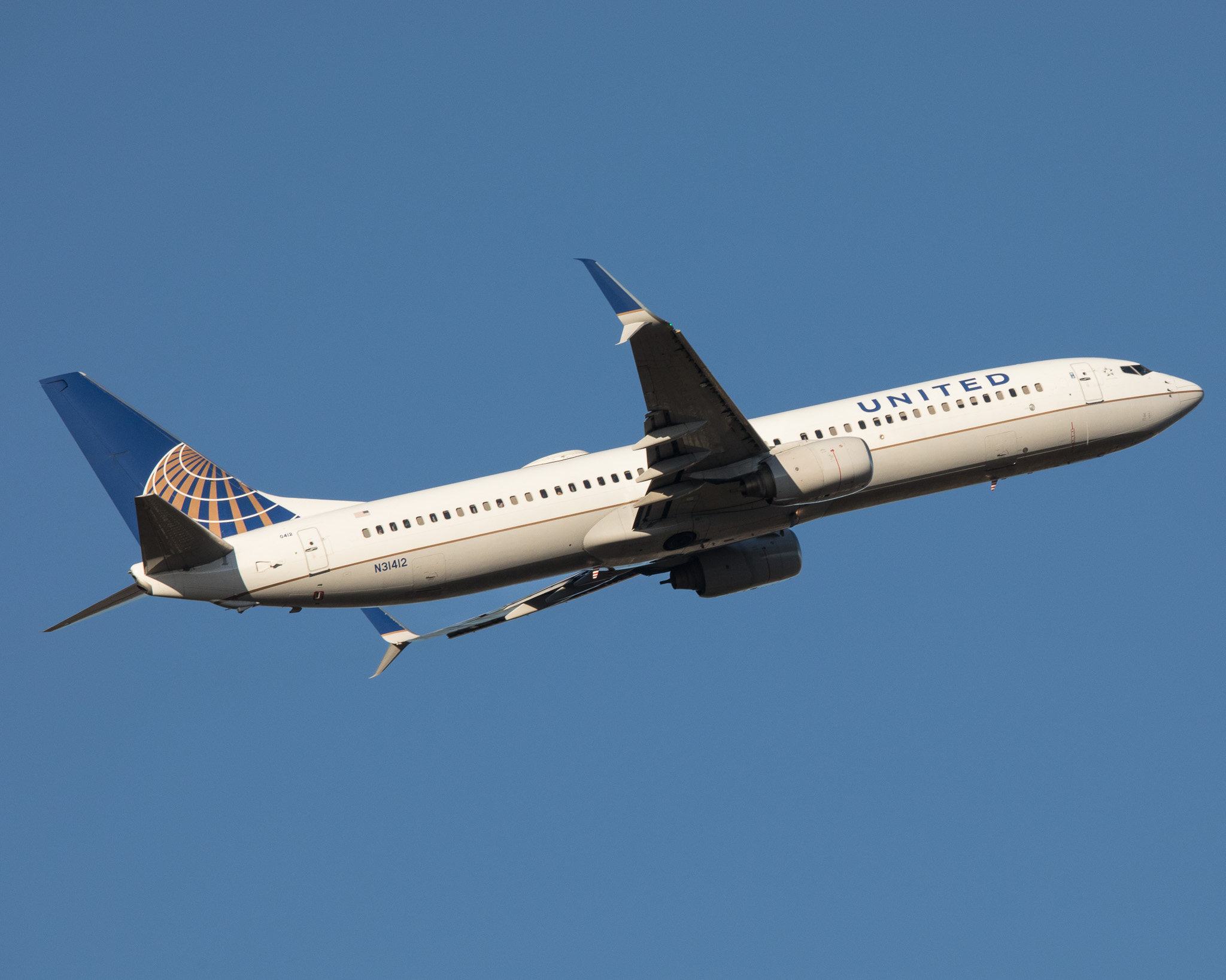 Full size: United Airlines Boeing 737-900 N31412 at General Mitchell International Airport