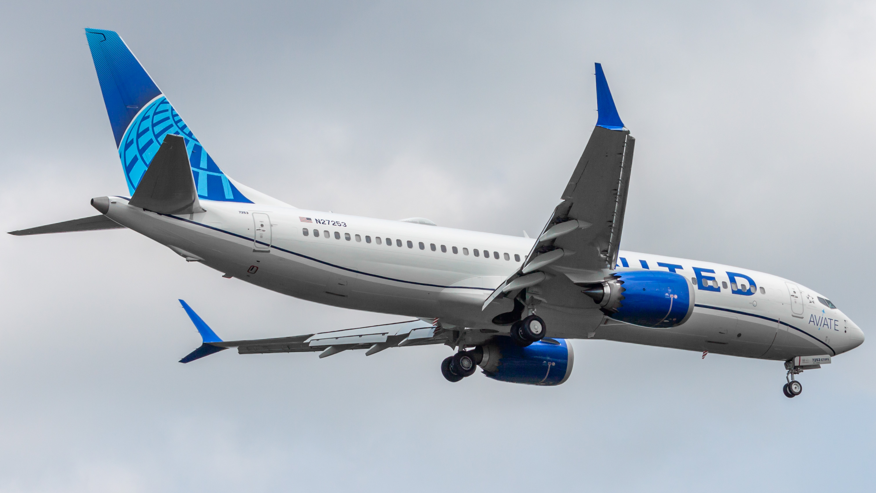 Full size: United Airlines Boeing 737 MAX 8 N27253 at Houston-George Bush Intercontinental Airport