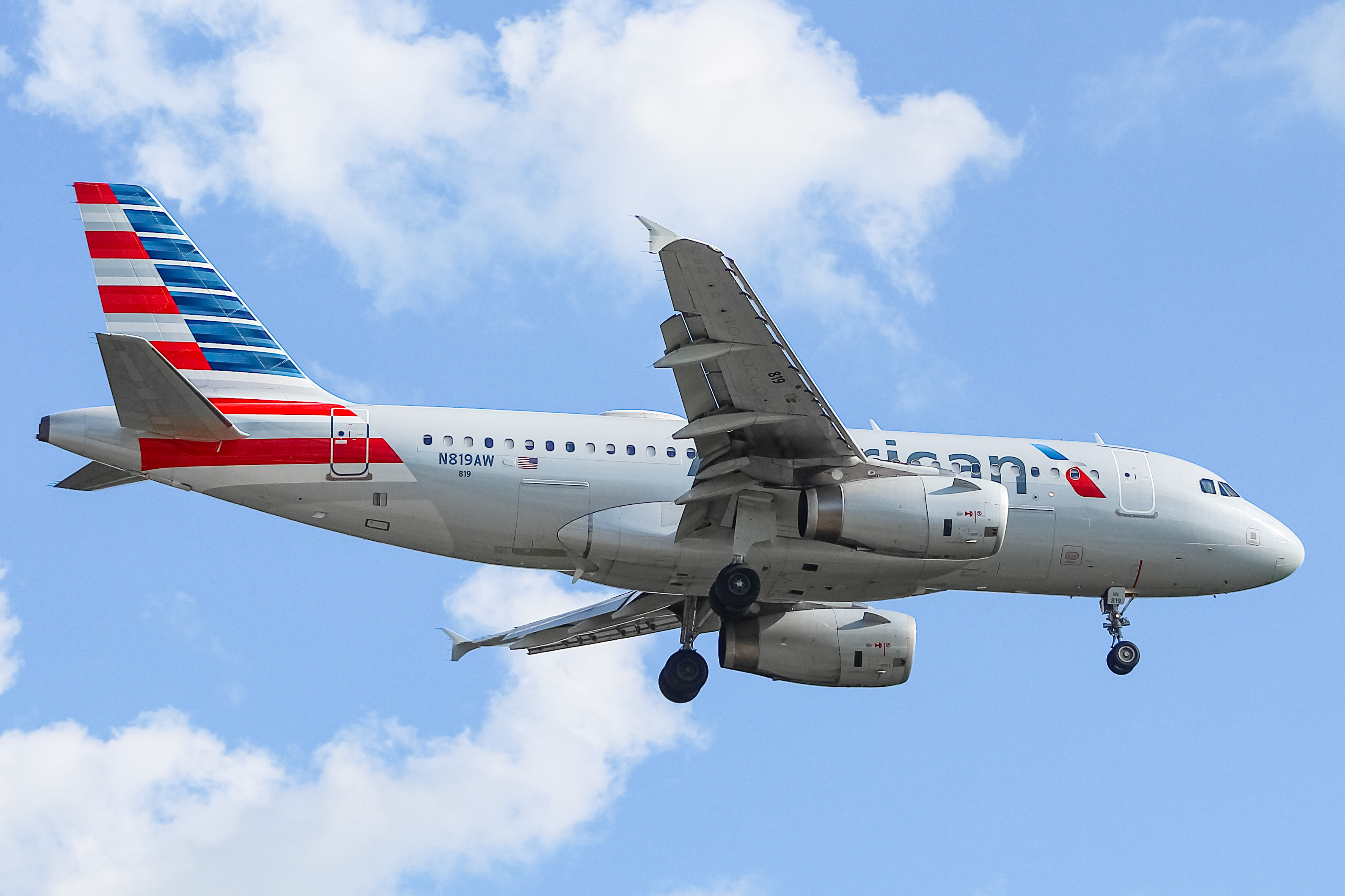 Full size: American Airlines Airbus A319 N819AW at General Mitchell International Airport