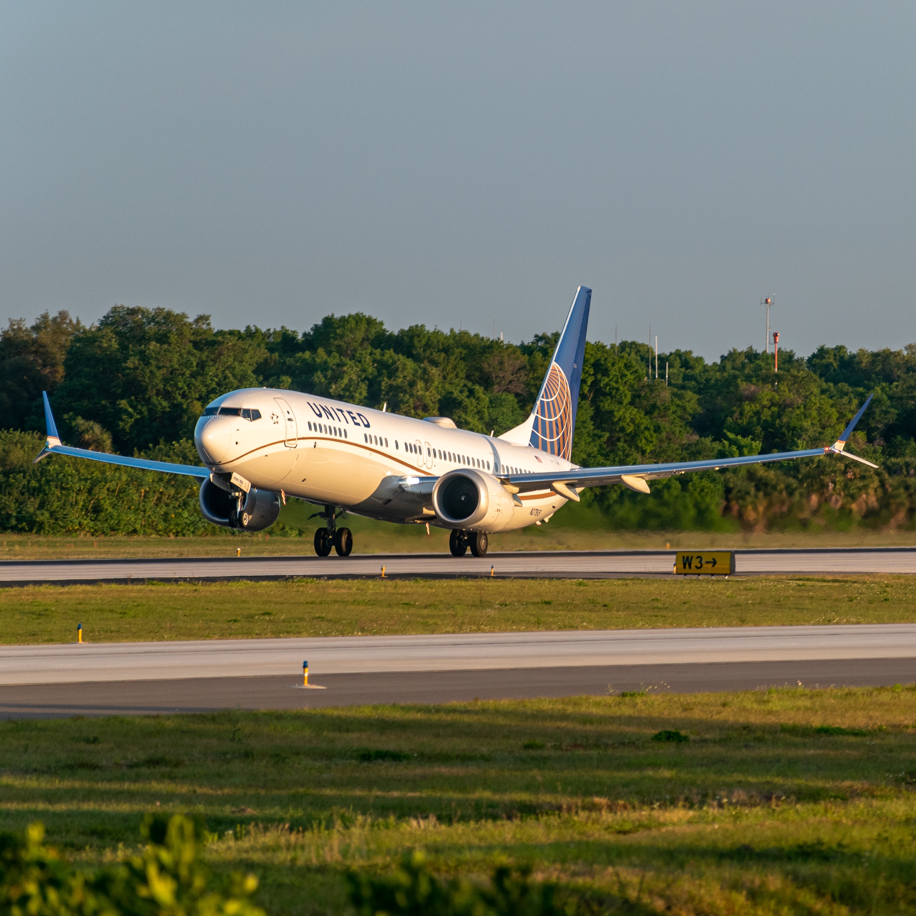Full size: United Airlines Boeing 737 MAX 9 N27515 at Tampa International Airport