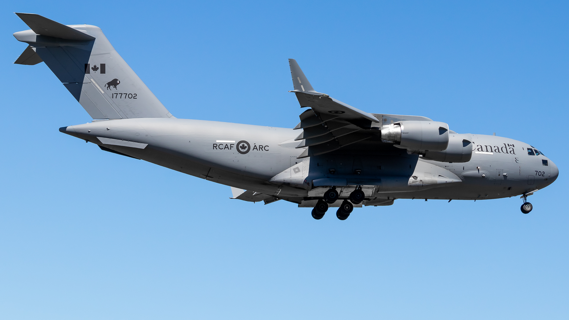 Full size: Royal Canadian Air Force Boeing C-17 Globemaster III 177702 at Victoria International Airport