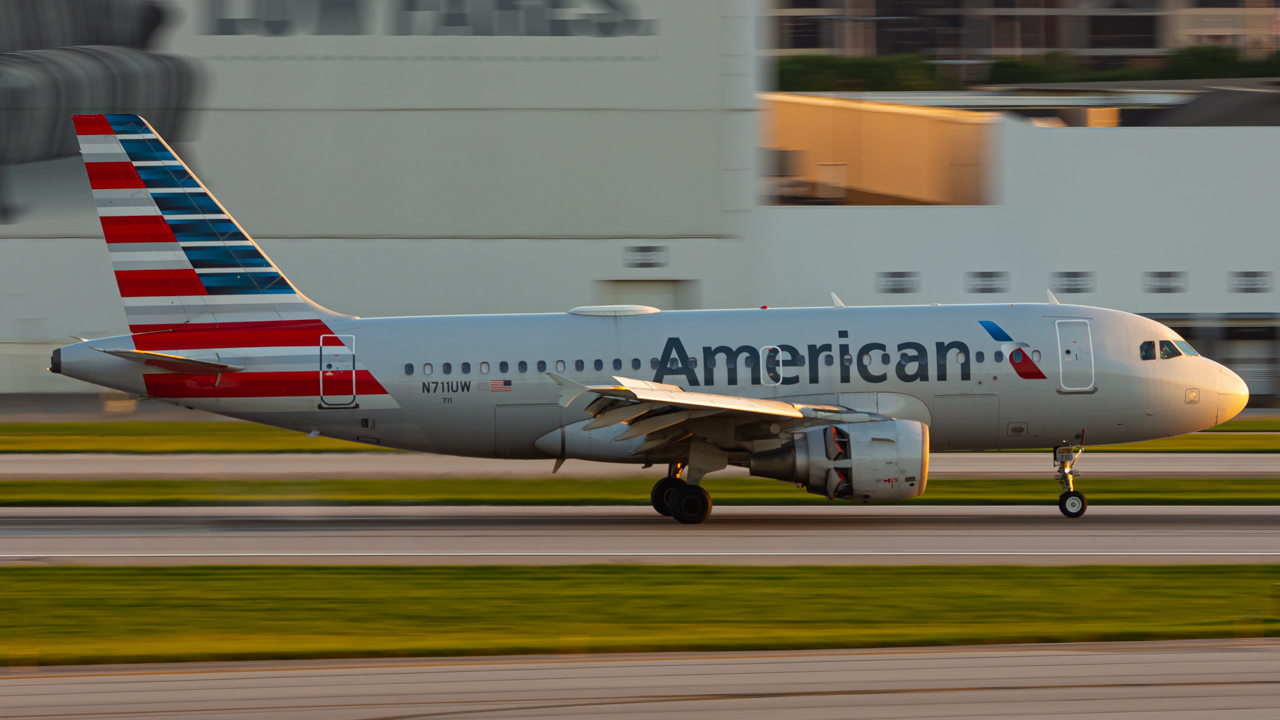Full size: American Airlines Airbus A319 N711UW at John Glenn Columbus International Airport