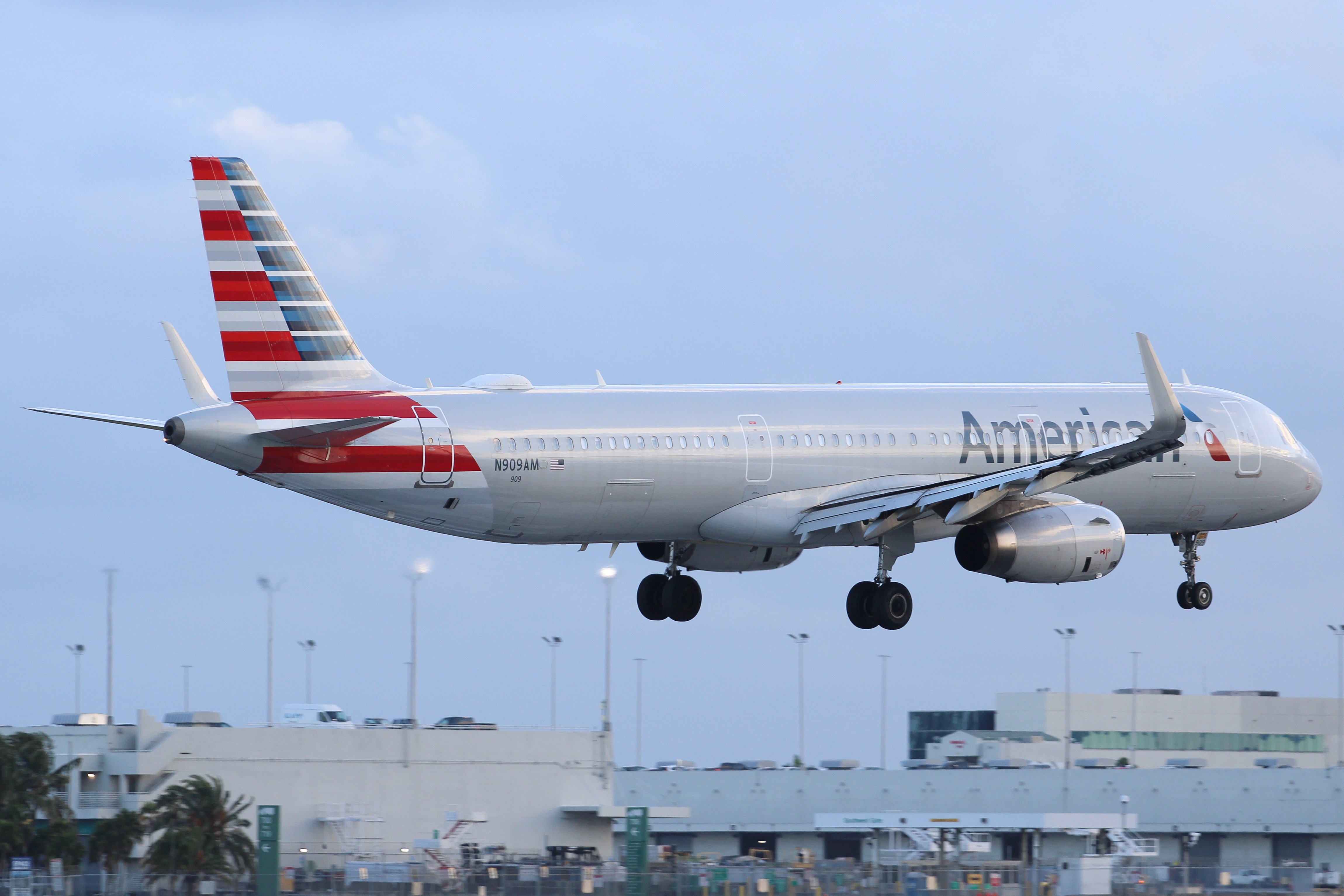Full size: American Airlines Airbus A321 N909AM at Miami International Airport