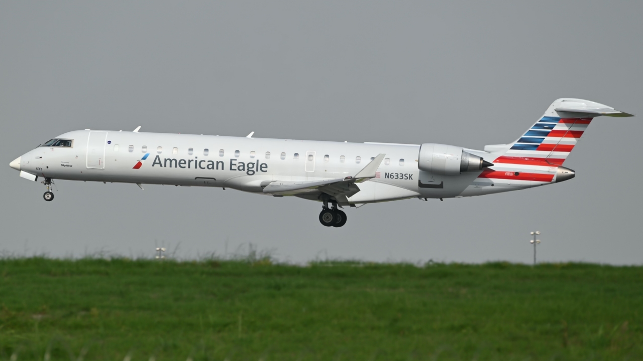 Full size: American Airlines Mitsubishi CRJ-700 N633SK at Dallas-Fort Worth International Airport