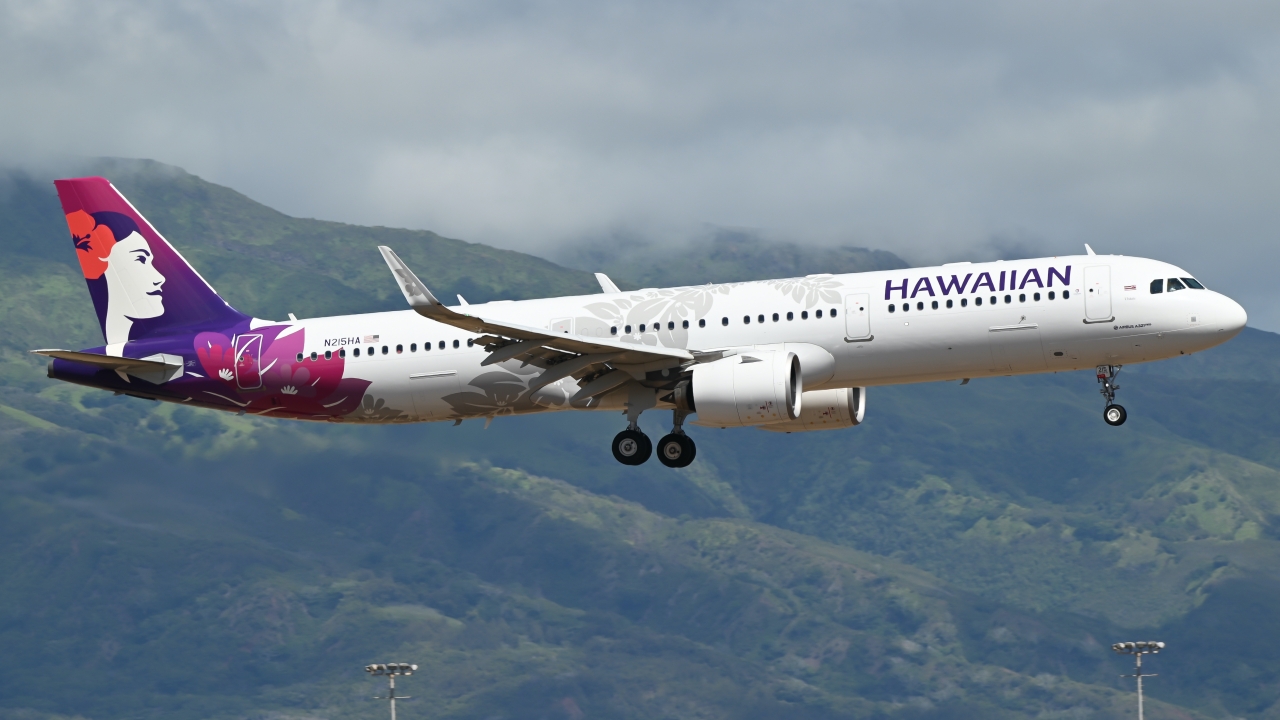Full size: Hawaiian Airlines Airbus A321NEO N215HA at Kahului Airport
