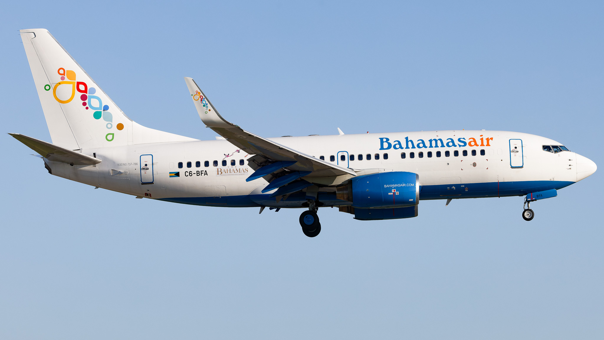 Full size: Bahamasair Boeing 737-700 C6-BFA at Miami International Airport