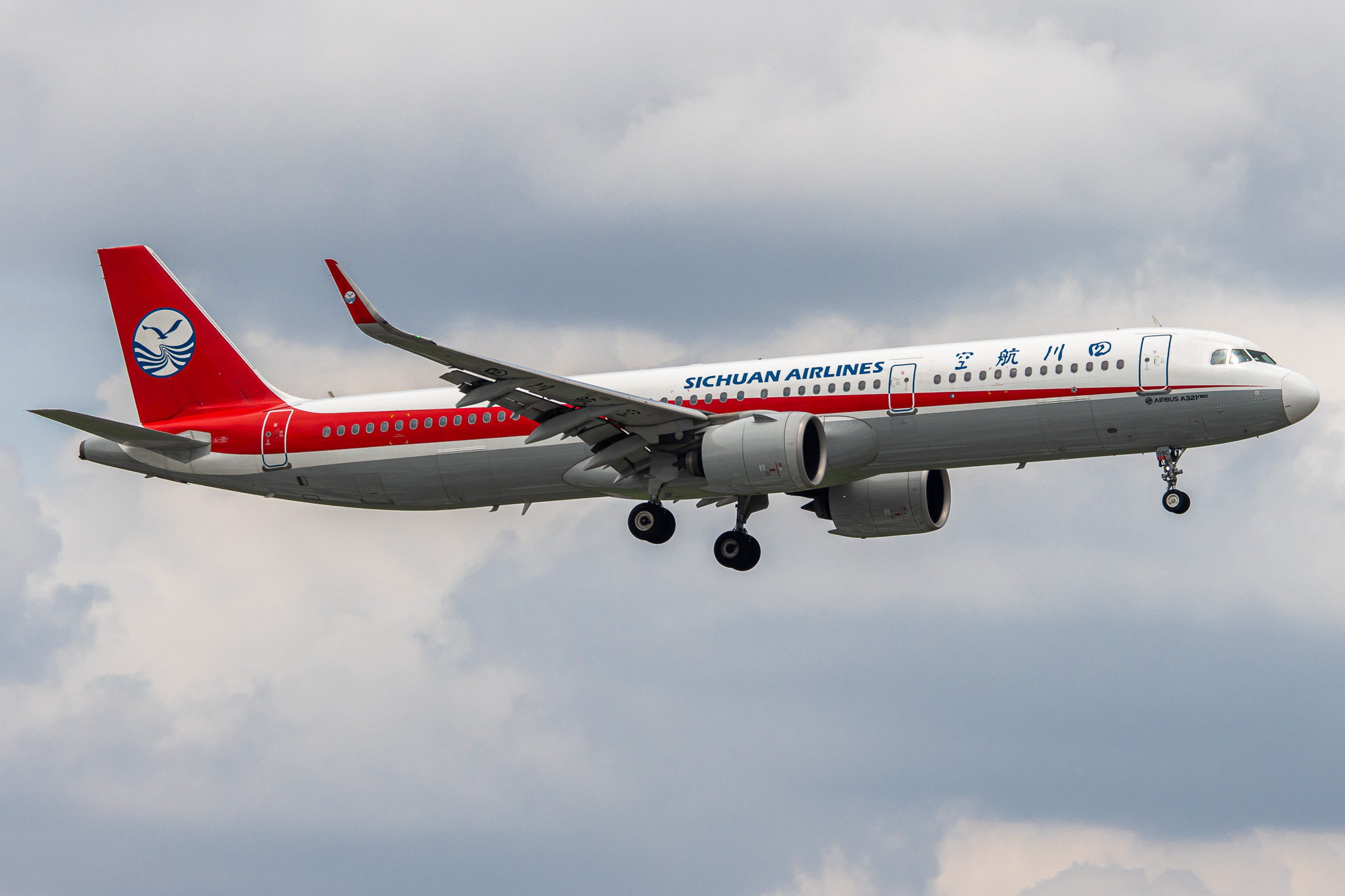 Full size: Sichuan Airlines Airbus A321NEO B-309C at Tan Son Nhat International Airport