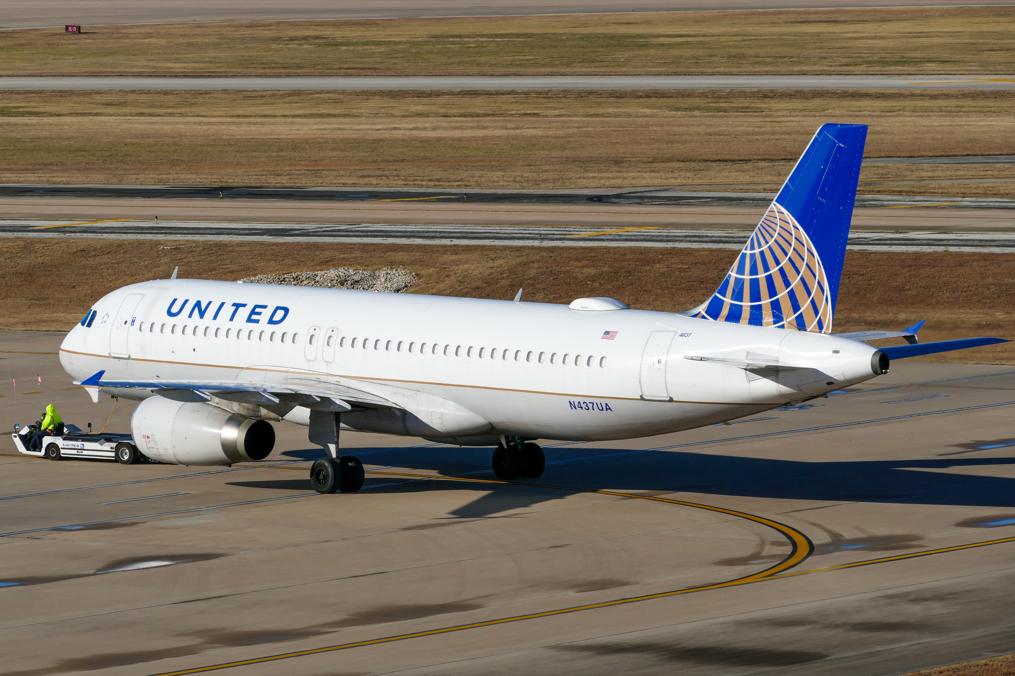 Full size: United Airlines Airbus A320 N437UA at Austin-Bergstrom International Airport