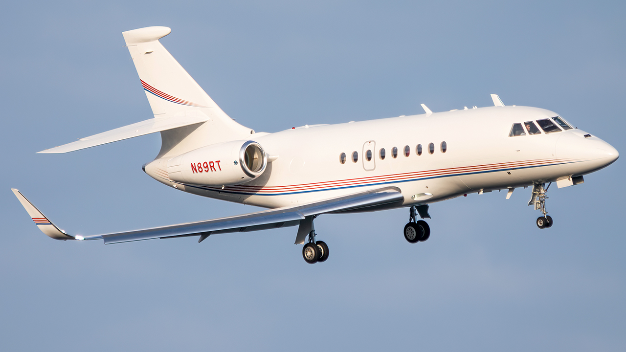 Full size: Raytheon Technologies Dassault Falcon 2000EX N89RT at Ronald Reagan National Airport