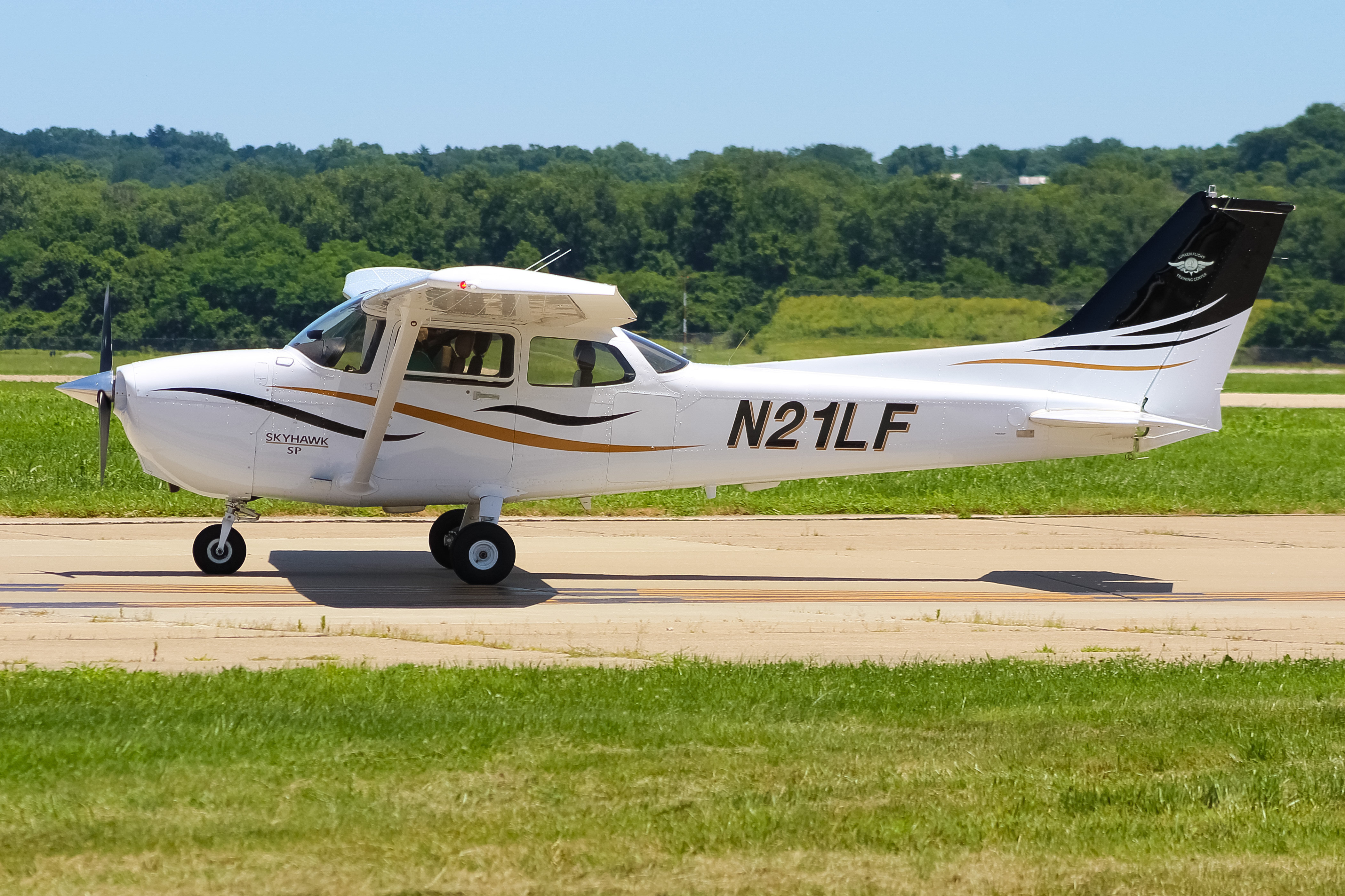 Full size: Lunken Flight Training Center Cessna 172 N21LF at Cincinnati Municipal Airport/Lunken Field