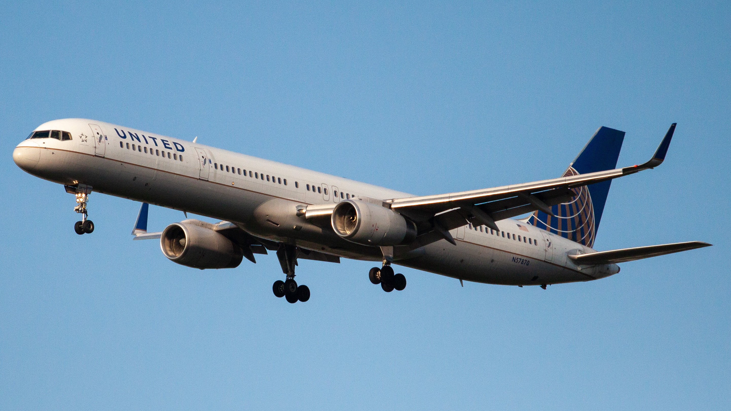 Full size: United Airlines Boeing 757-300 N57870 at Houston-George Bush Intercontinental Airport