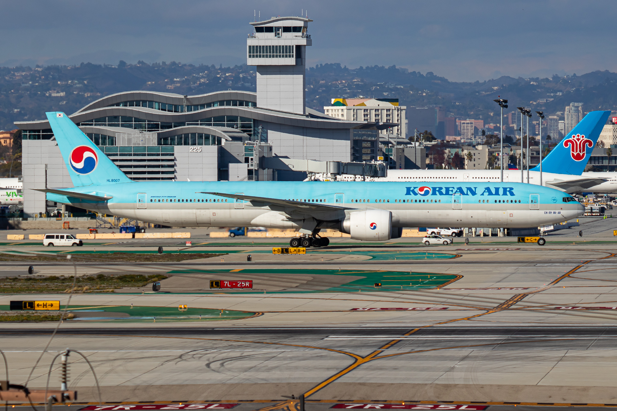 Full size: Korean Air Boeing 777-300ER HL8007 at Los Angeles International Airport