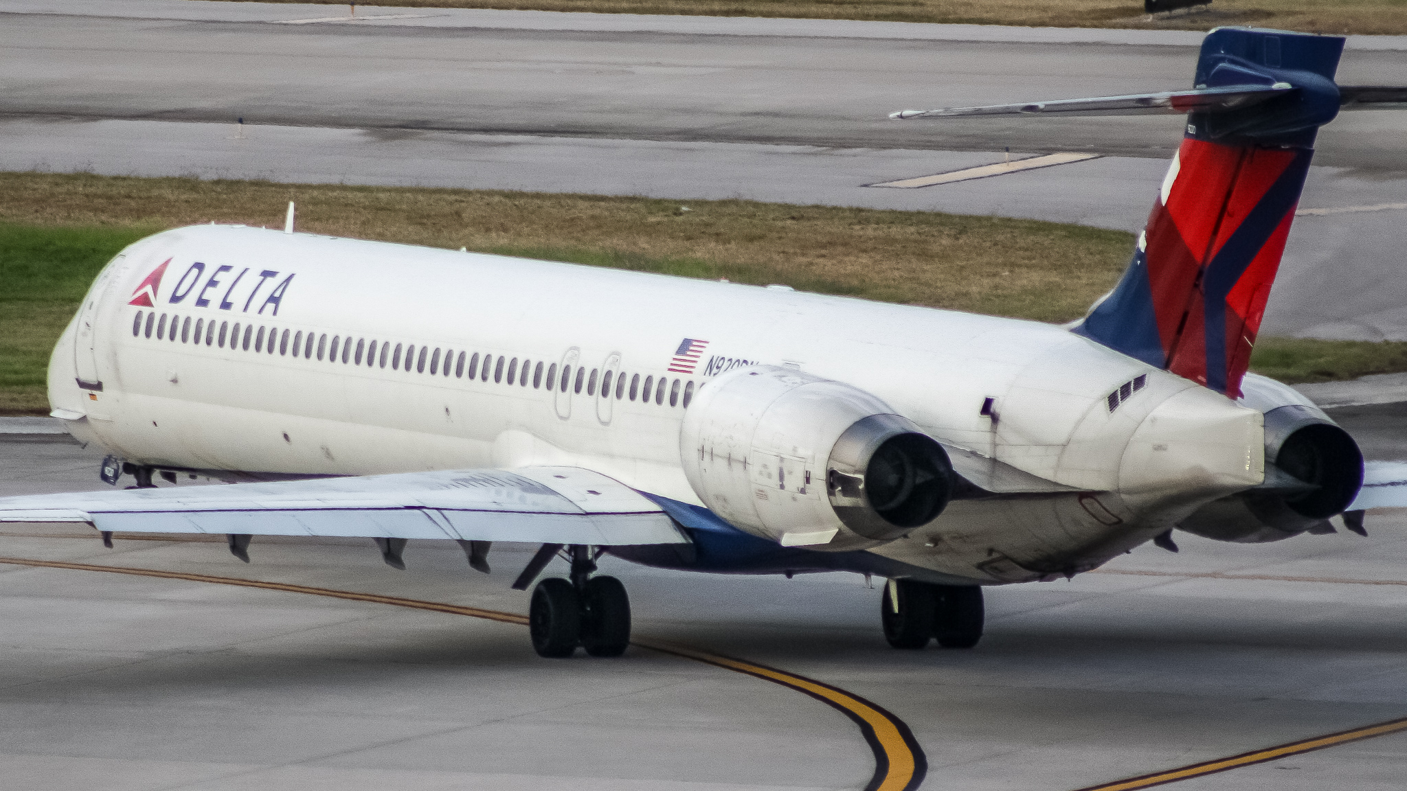 Full size: Delta Airlines McDonnell Douglas MD90 N920DN at Houston-George Bush Intercontinental Airport