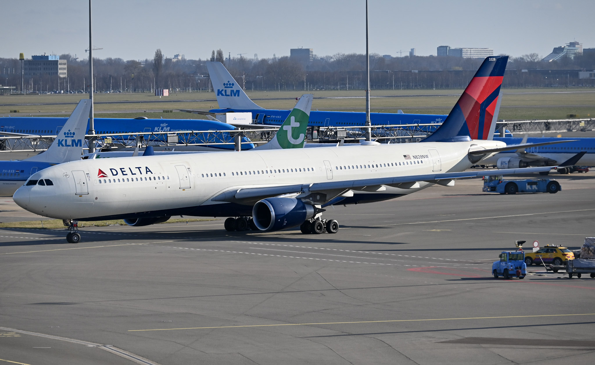 Full size: Delta Airlines Airbus A330-300 N828NW at Amsterdam Schiphol Airport