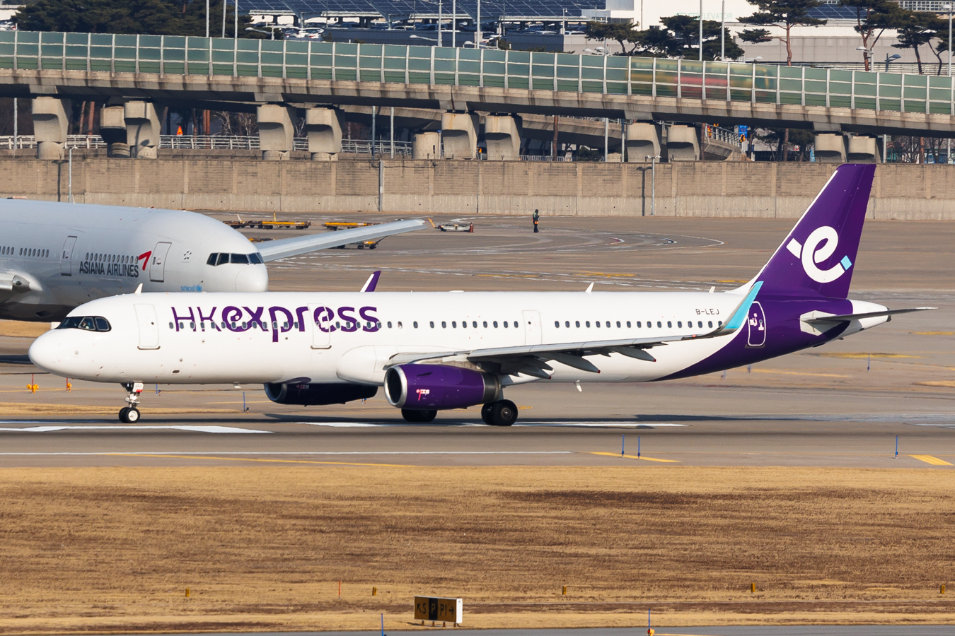 Full size: Hong Kong Express Airbus A321-200 B-LEJ at Seoul-Incheon International Airport