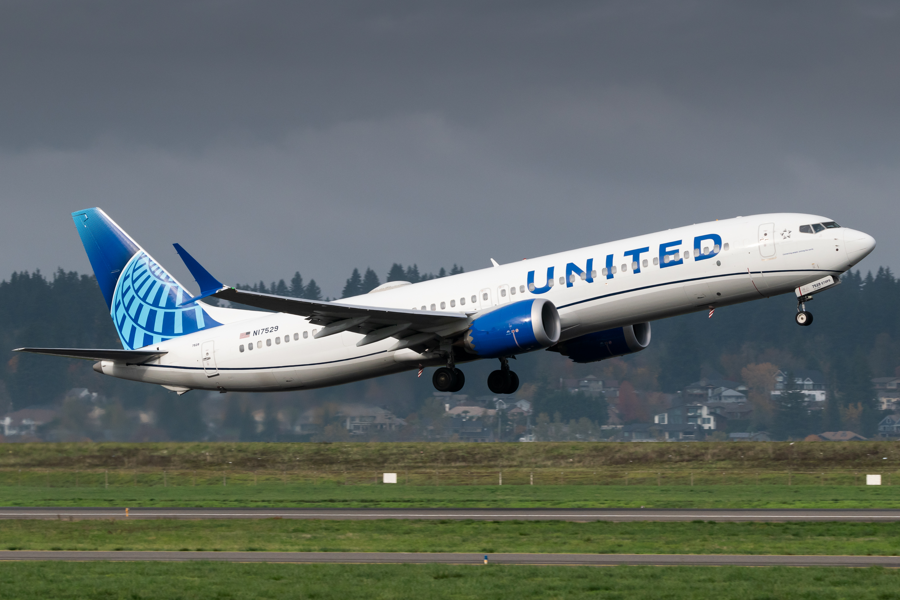 Full size: United Airlines Boeing 737 MAX 9 N17529 at Portland International Airport
