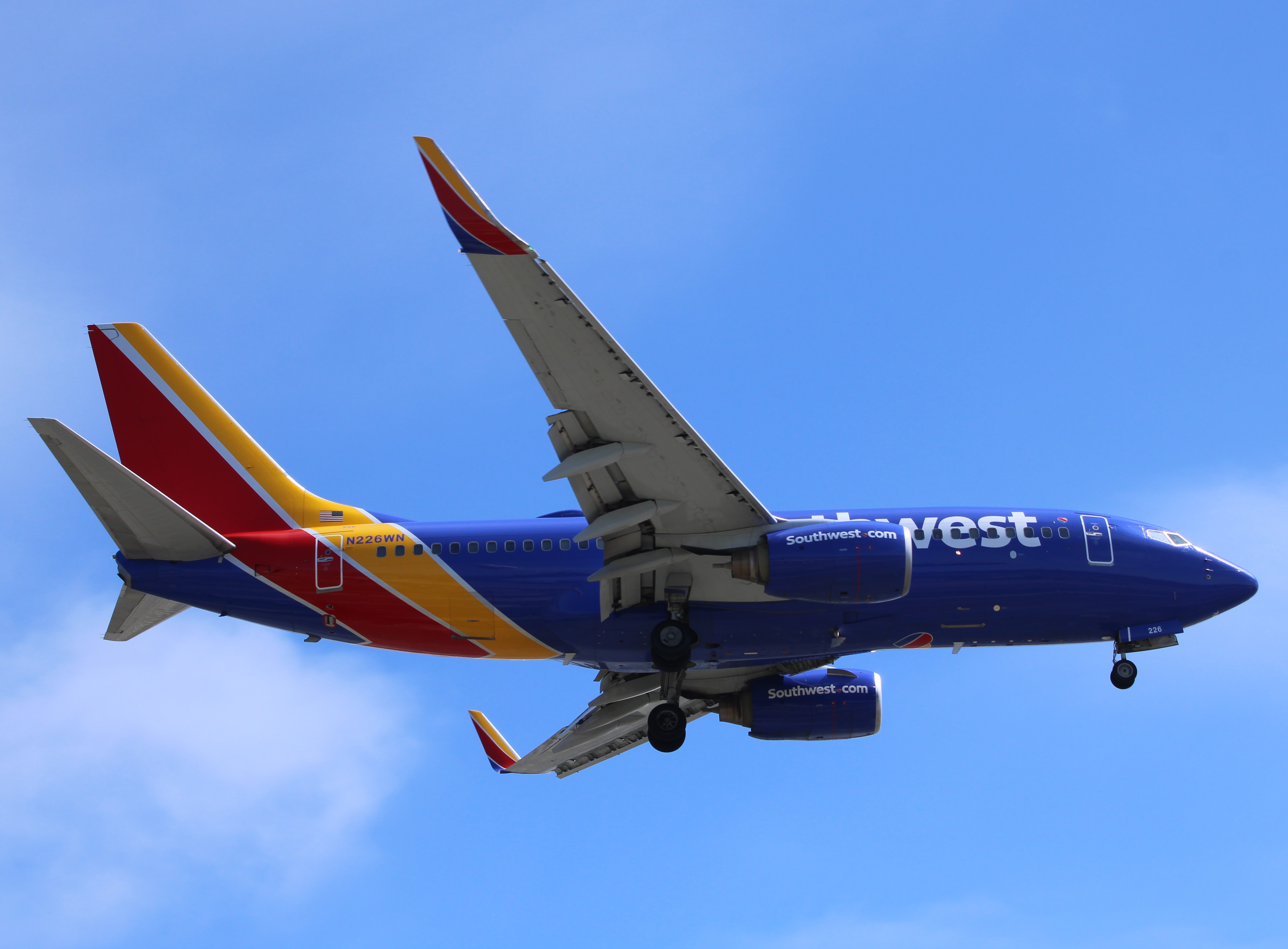 Full size: Southwest Airlines Boeing 737-700 N226WN  at Los Angeles International Airport