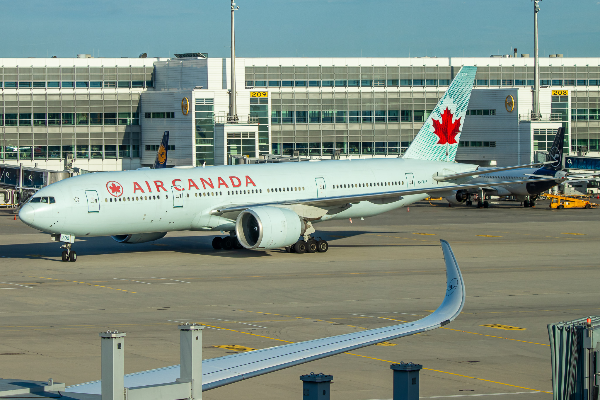 Full size: Air Canada Boeing 777-200LR C-FIUF at Munich International Airport