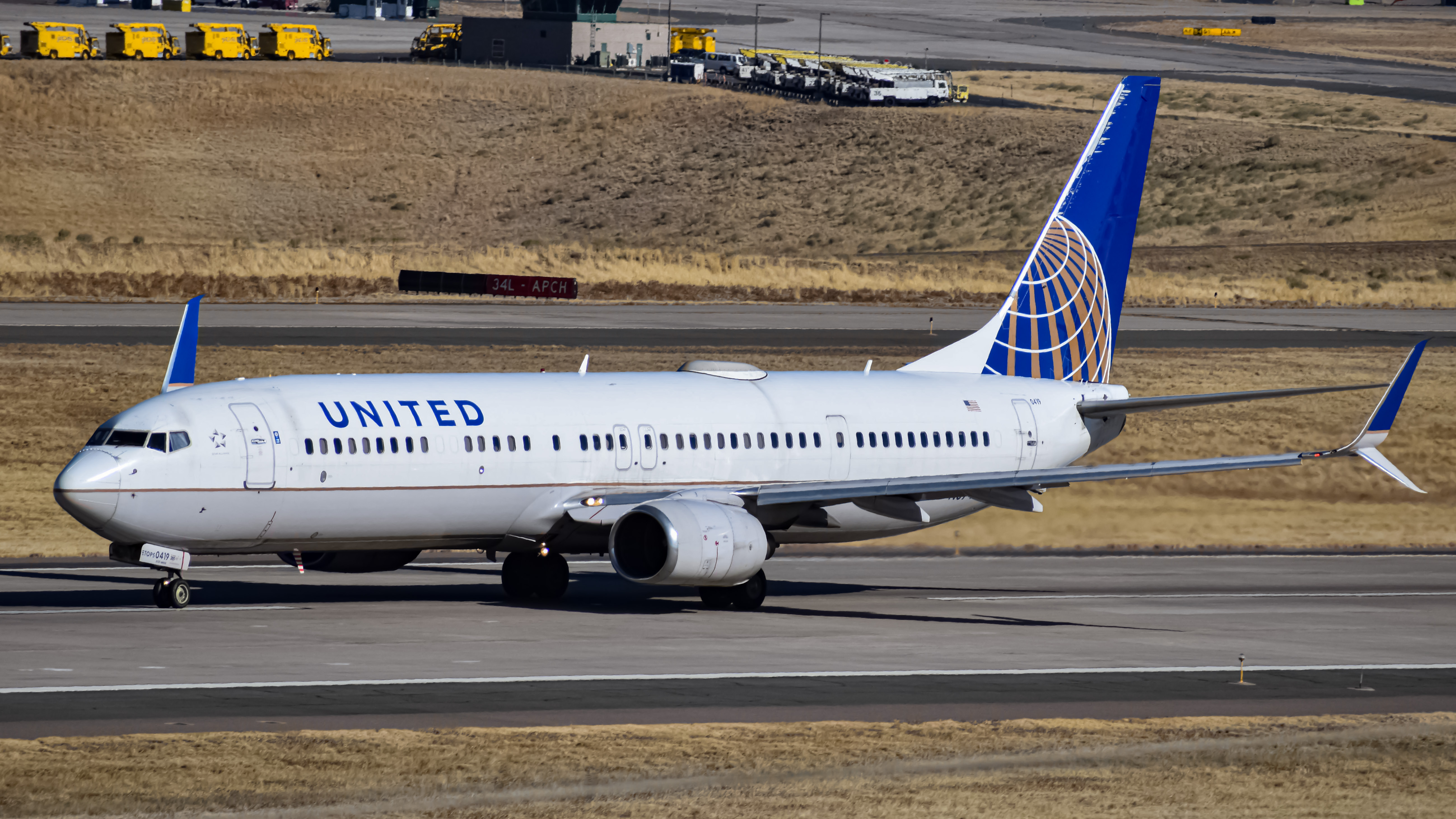 Full size: United Airlines Boeing 737-900ER N14231 at Denver International Airport