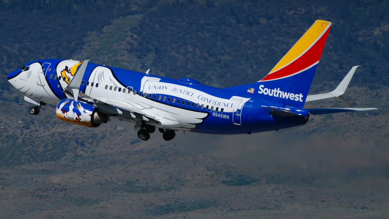 Full size: Southwest Airlines Boeing 737-700 N946WN at Reno/Tahoe International Airport