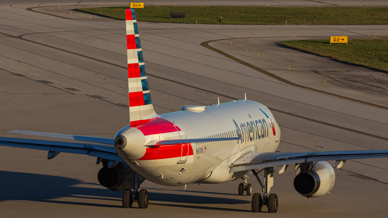 Full size: American Airlines Airbus A320 N667AW at John Glenn Columbus International Airport