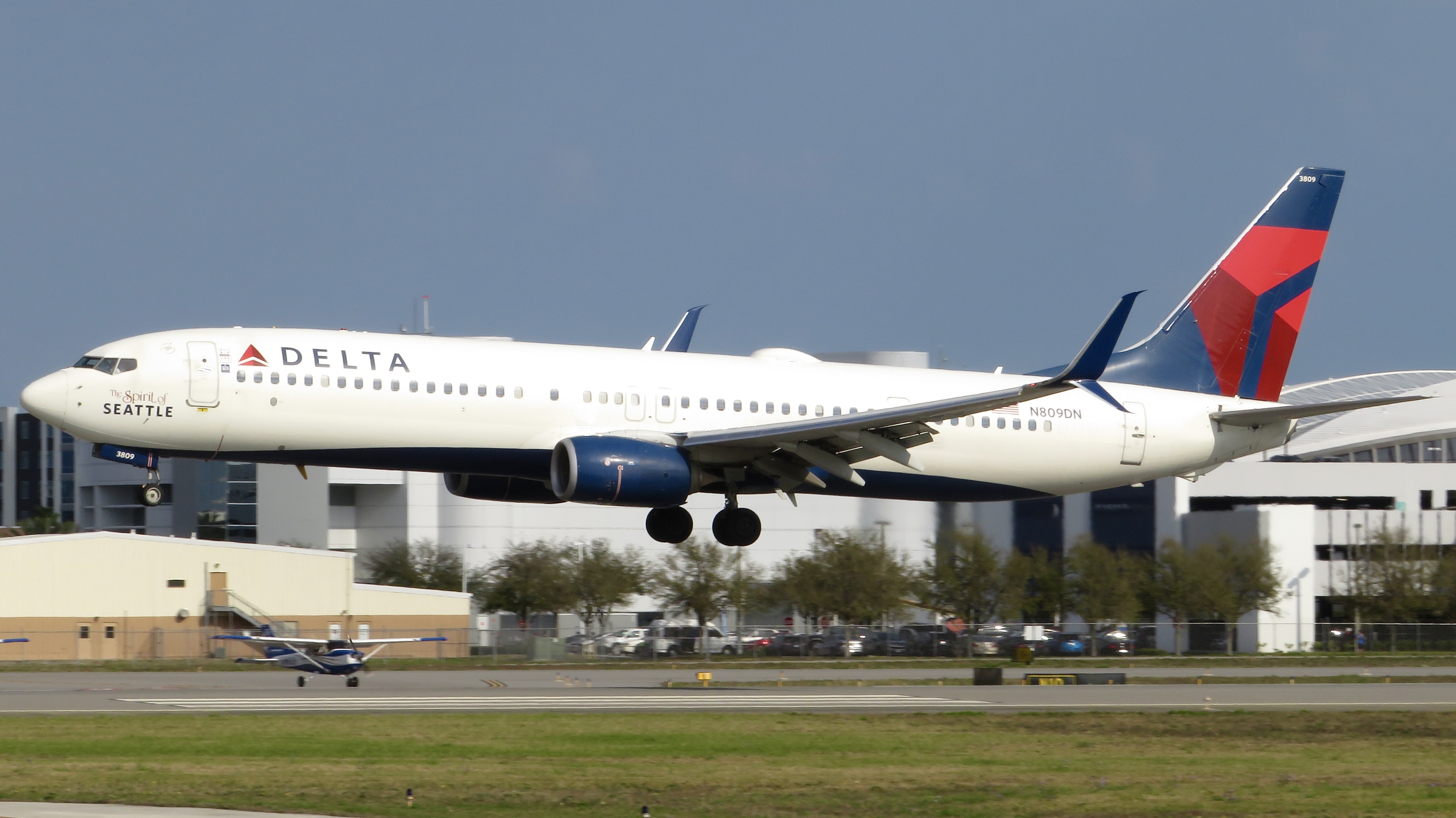 Full size: Delta Airlines Boeing 737-900ER N809DN at Daytona Beach International Airport