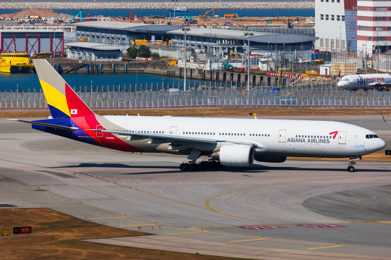Full size: Asiana Airlines Boeing 777-200ER HL8254 at Hong Kong International Airport