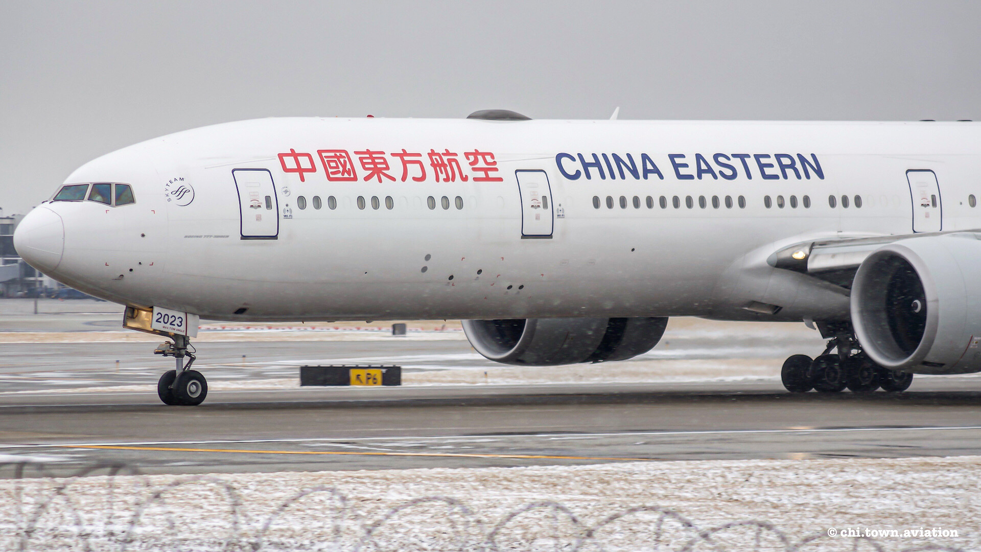 Full size: China Eastern Airlines Boeing 777-300ER B-2023 at Chicago O'Hare International Airport